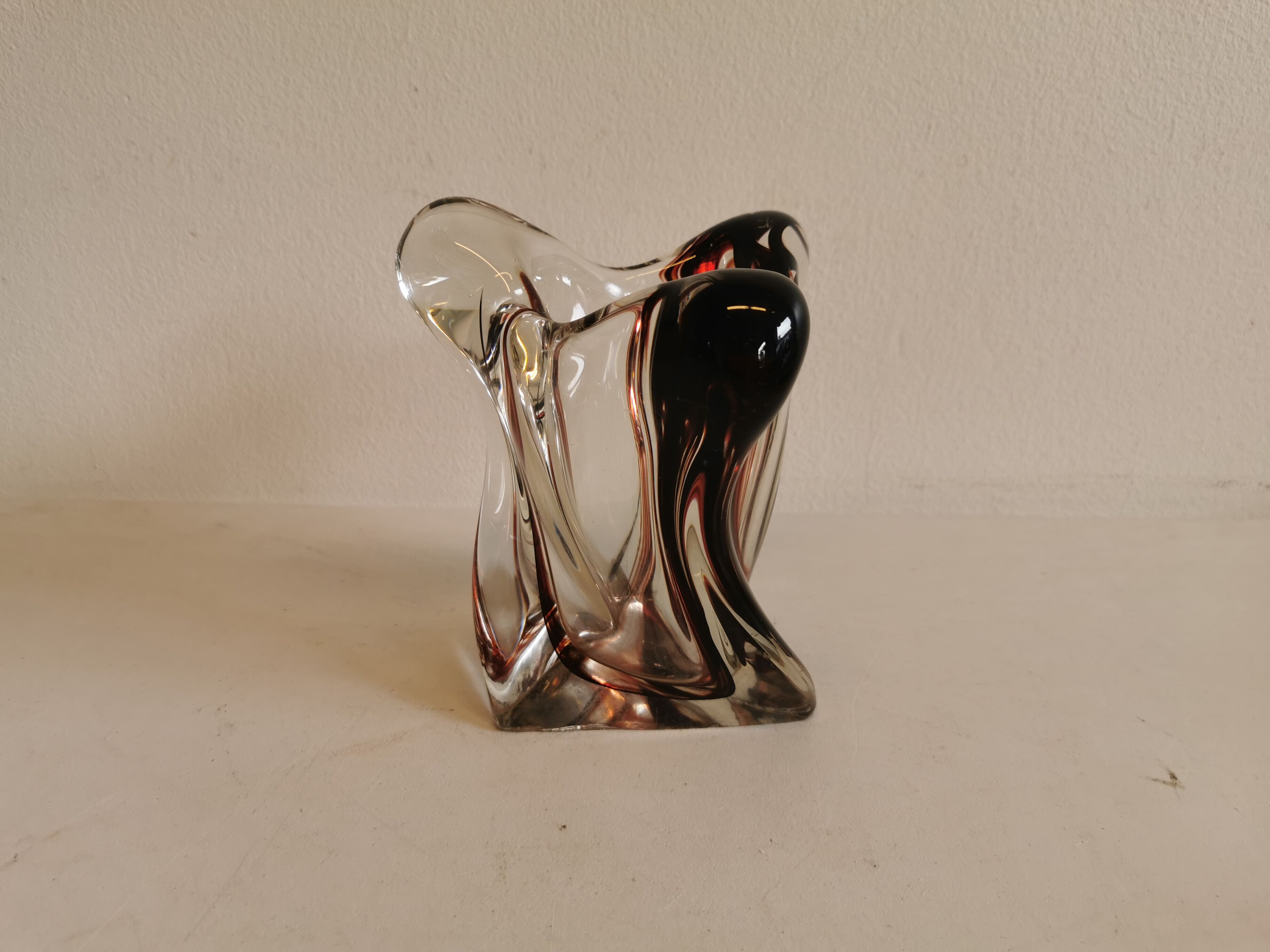Vase en verre multicouche en transparent avec des couleurs violettes incrustées.