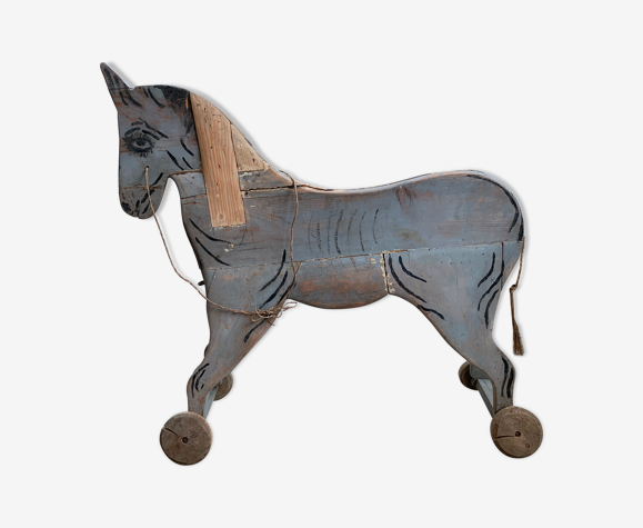 Cheval en bois sur roulettes - art populaire
