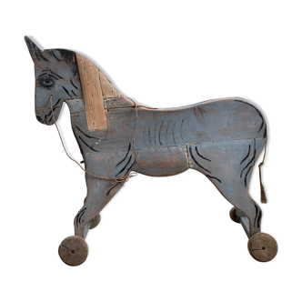 Cheval en bois sur roulettes - art populaire