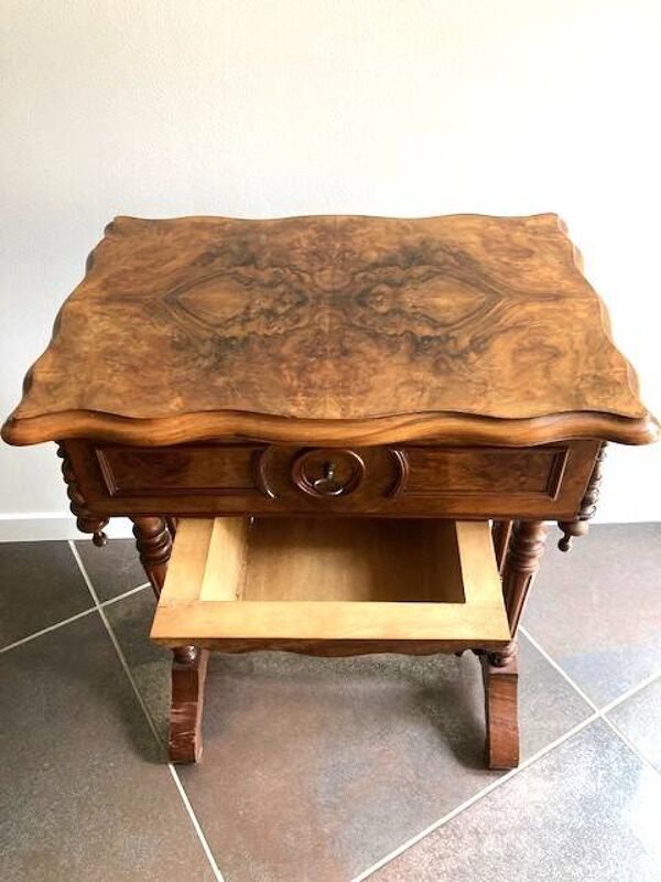 Table d'appoint, travailleuse en noyer d'époque Louis Philippe milieu XIXème