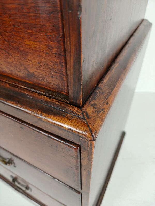 Commode haute de campagne George III / coffre sur coffre