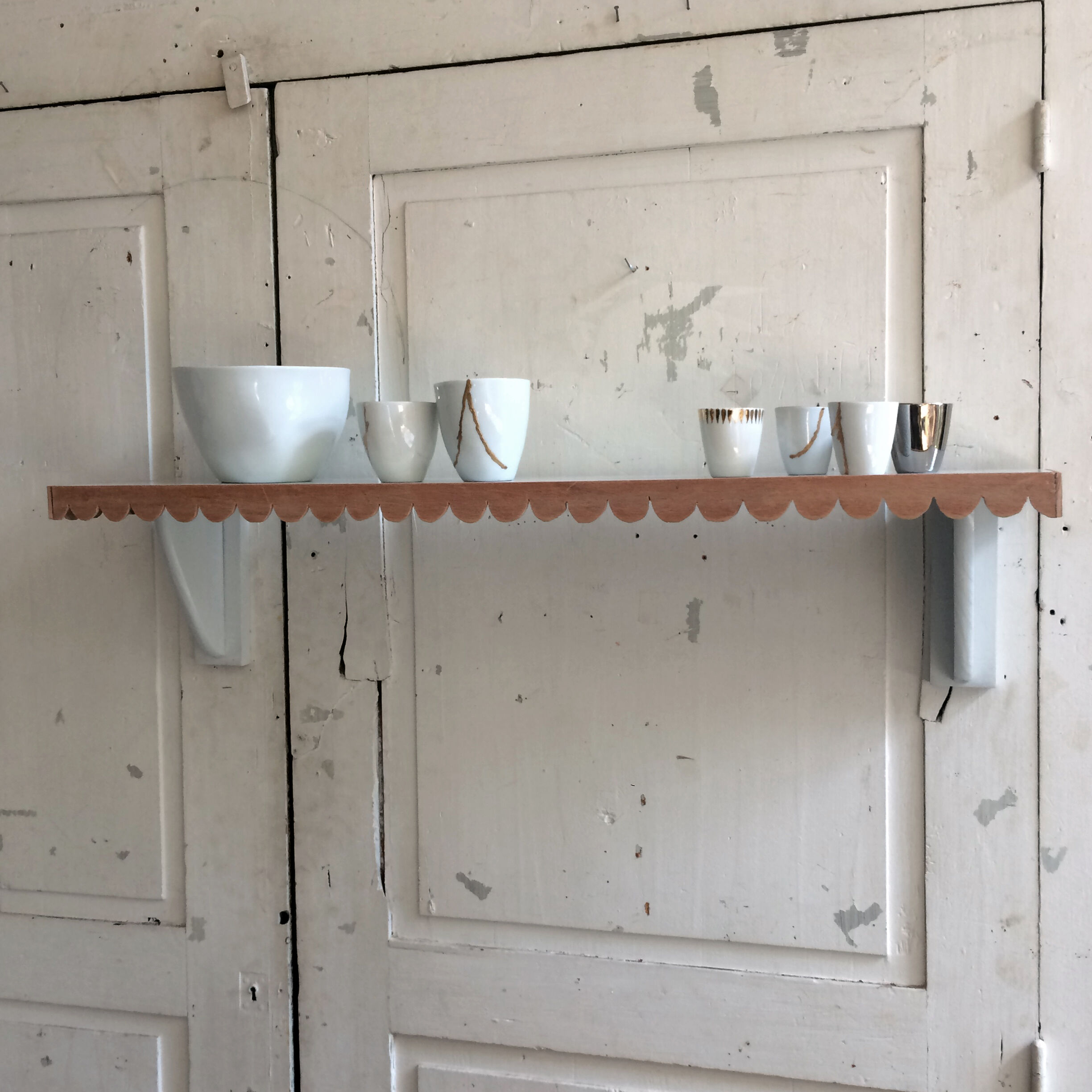 Popular art scalloped shelf