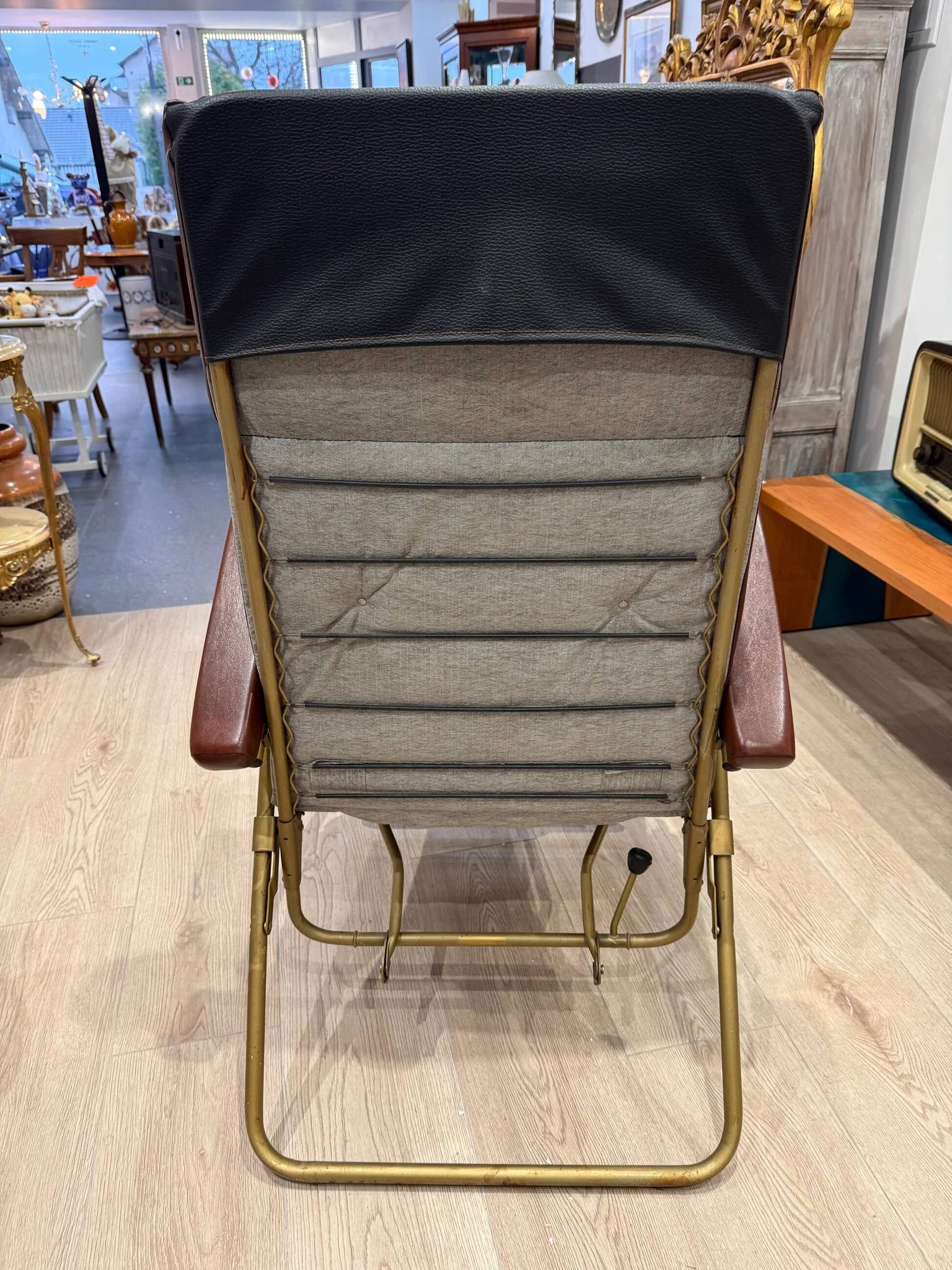 Reclining armchair in brown leather with tubular frame – Italy – 1960s/1970s