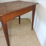 Spindle leg desk