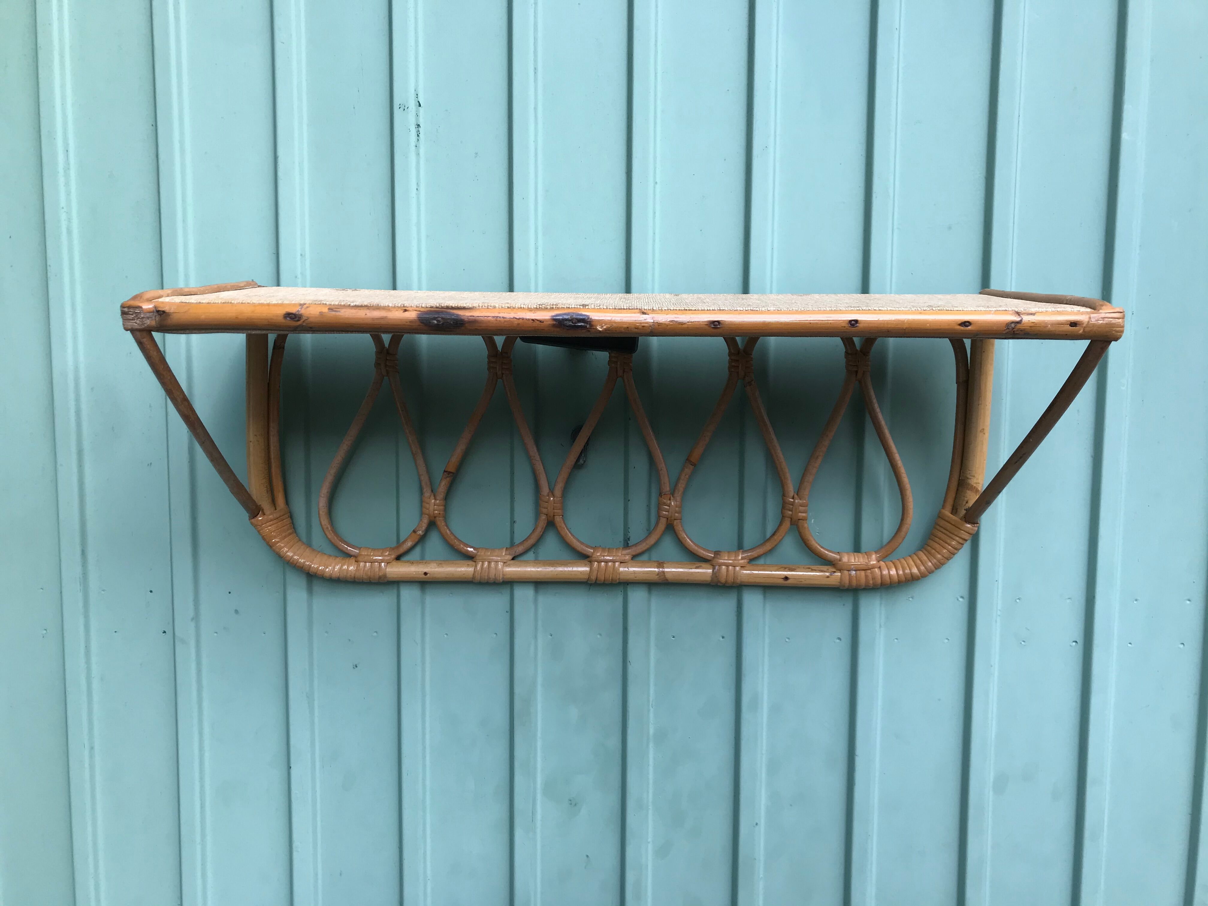 Ancien bureau en rotin à 2 tiroirs & plateau verre + étagère + 2 appliques vintage