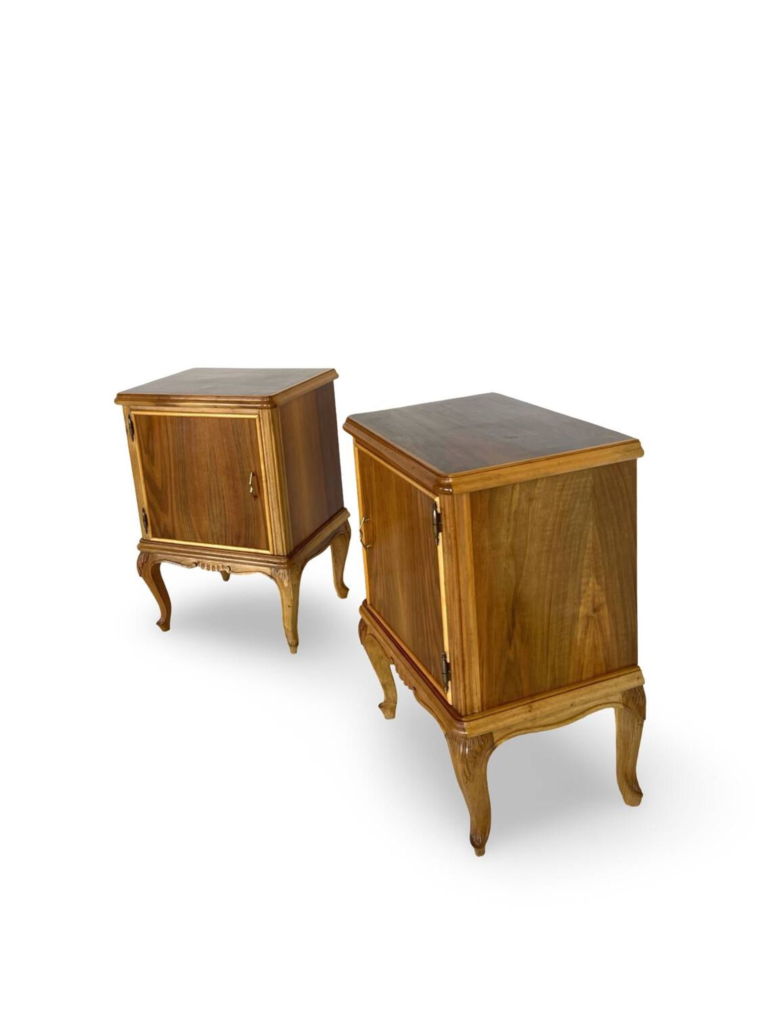 Tables de chevet italiennes en placage de noyer du milieu du siècle, années 1960.