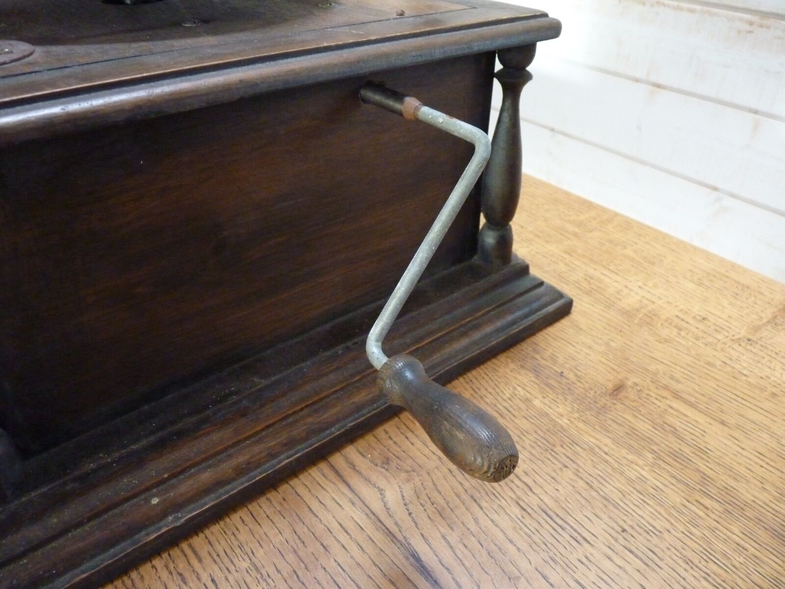 Gramophone with flag "his master's voice"