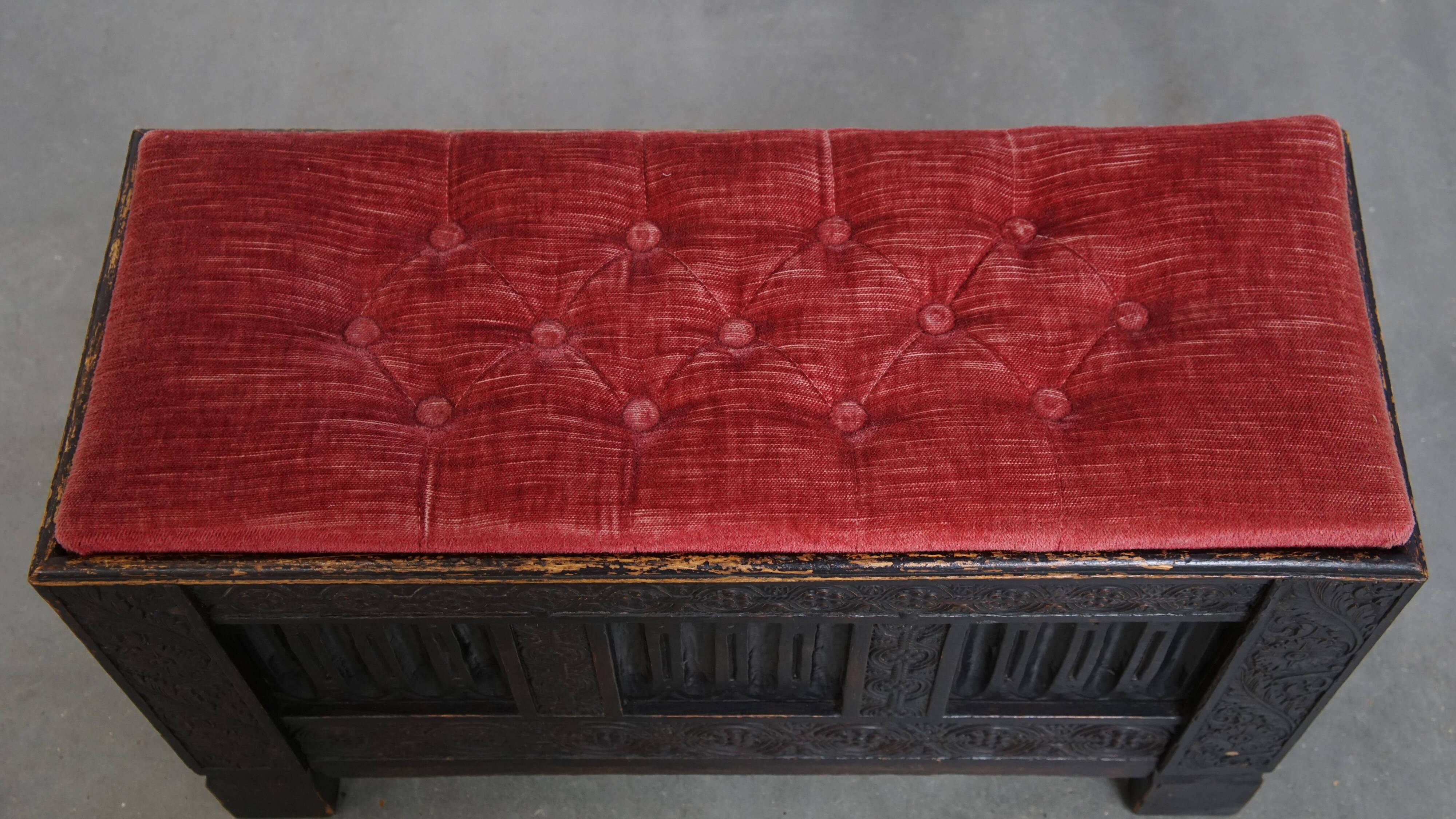 Banc/coffre anglais antique avec siège capitonné rouge