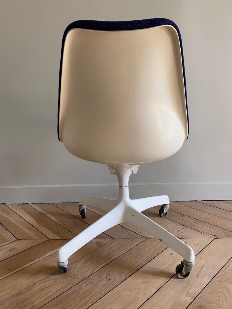 Tulip chair by Eero Saarinen for Knoll International