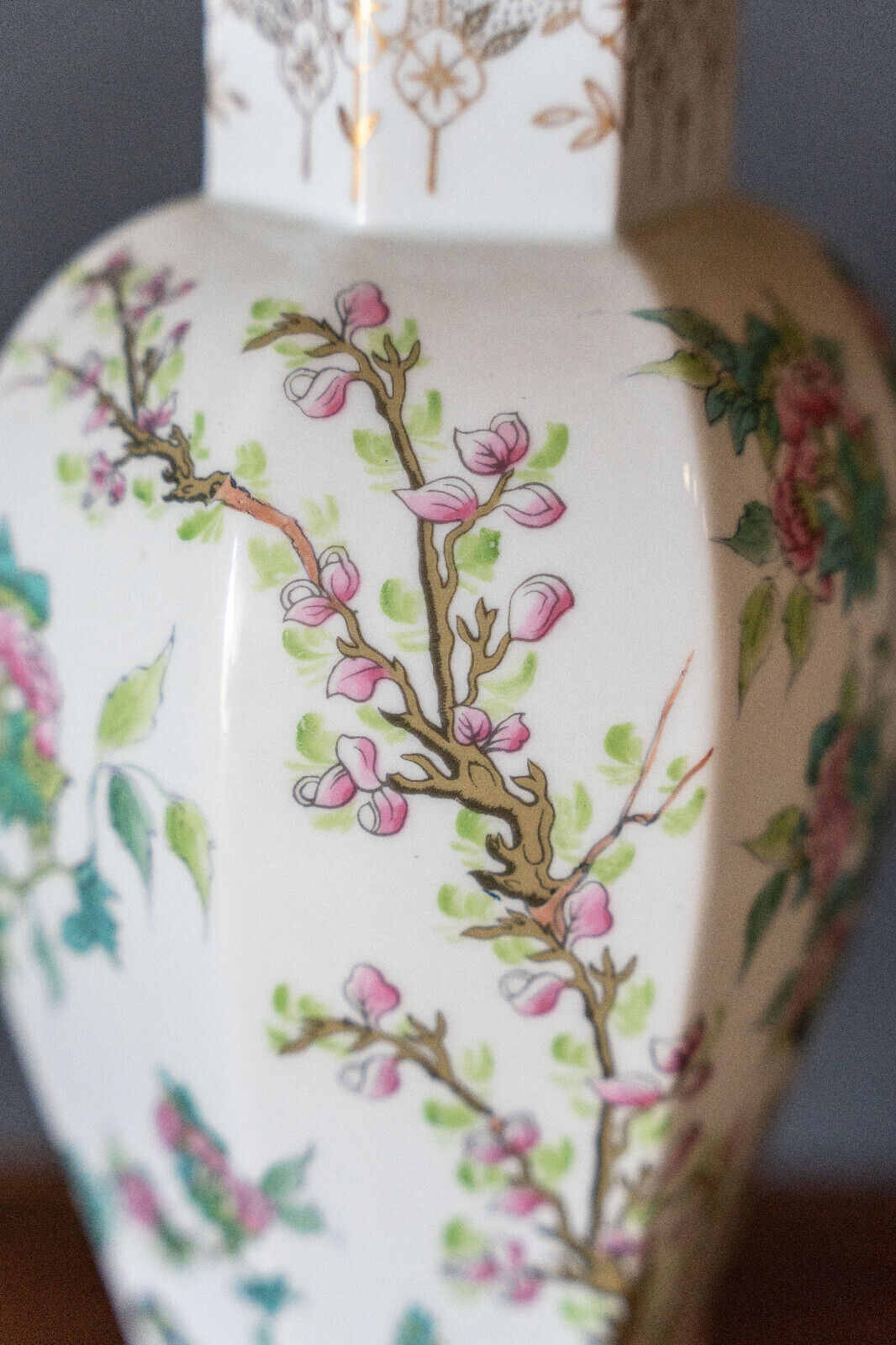 Chinese porcelain lamp mid-twentieth floral decoration wood support