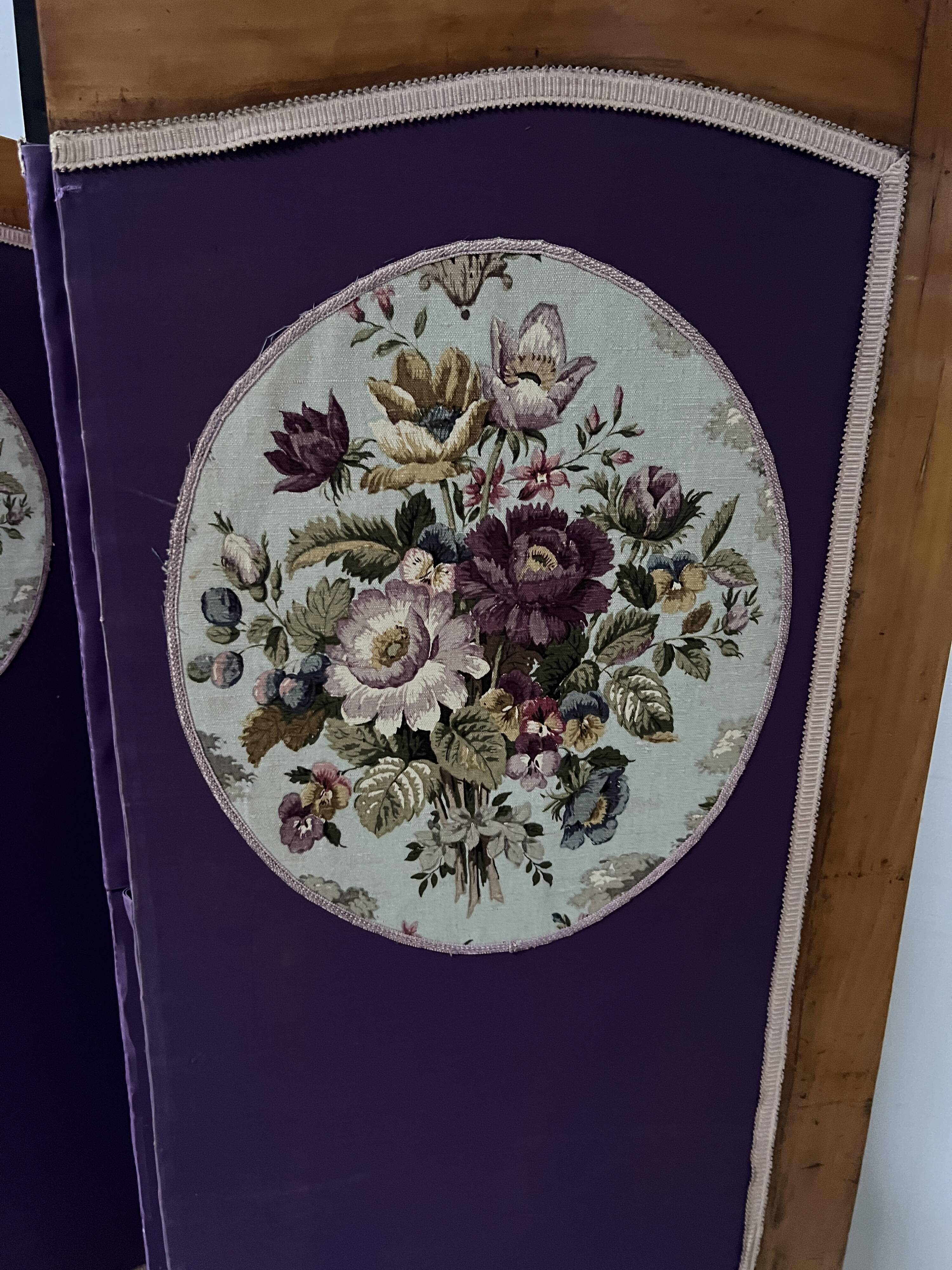 Four-panel screen decorated with an oval tapestry from the 20th century.