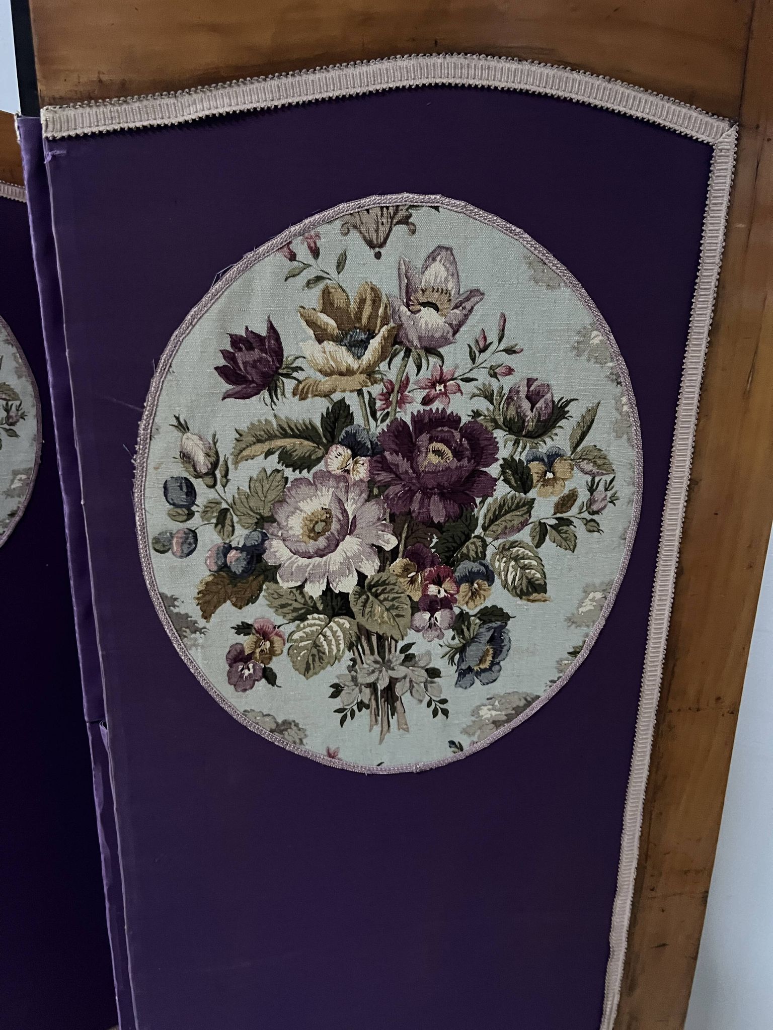 Four-panel screen decorated with an oval tapestry from the 20th century.