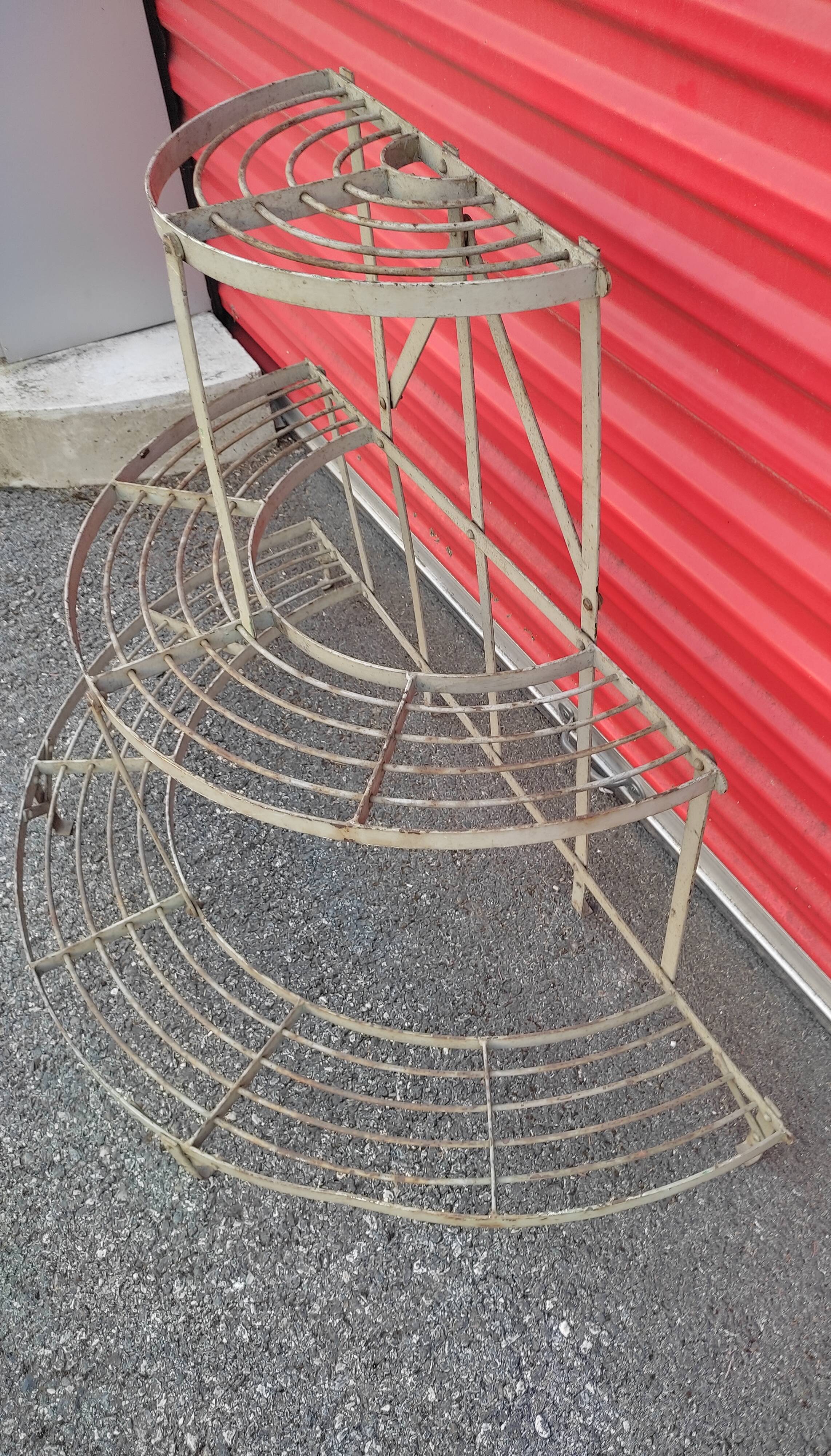 Half-moon plant holder