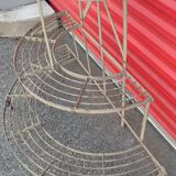 Half-moon plant holder