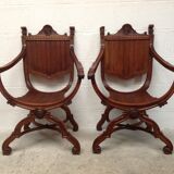 Paire de fauteuils anciens curules dit Dagobert en bois sculpté