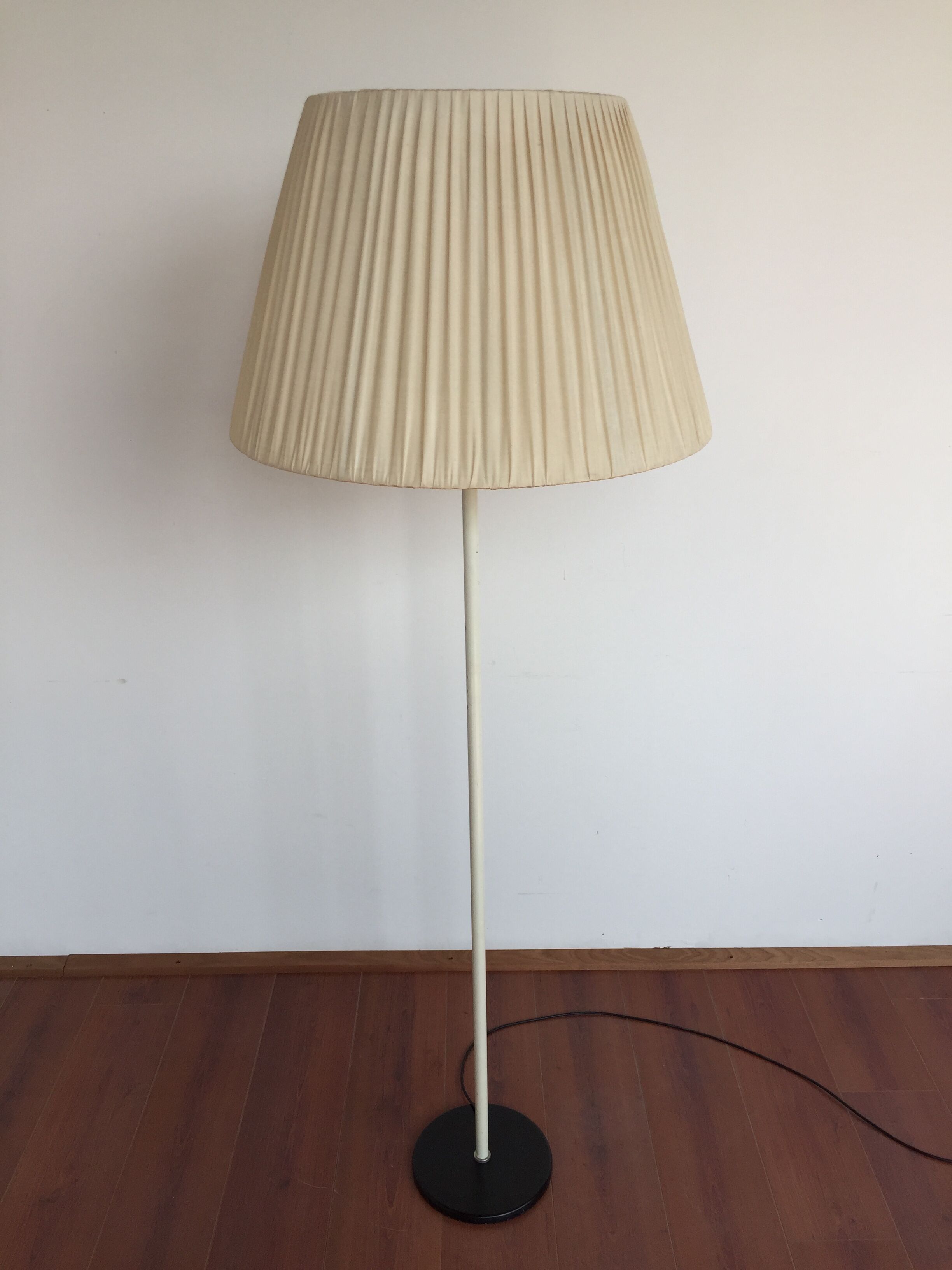 Vintage 50-60s Dutch design white floor lamp by H. Fillekes for Artiforte black base