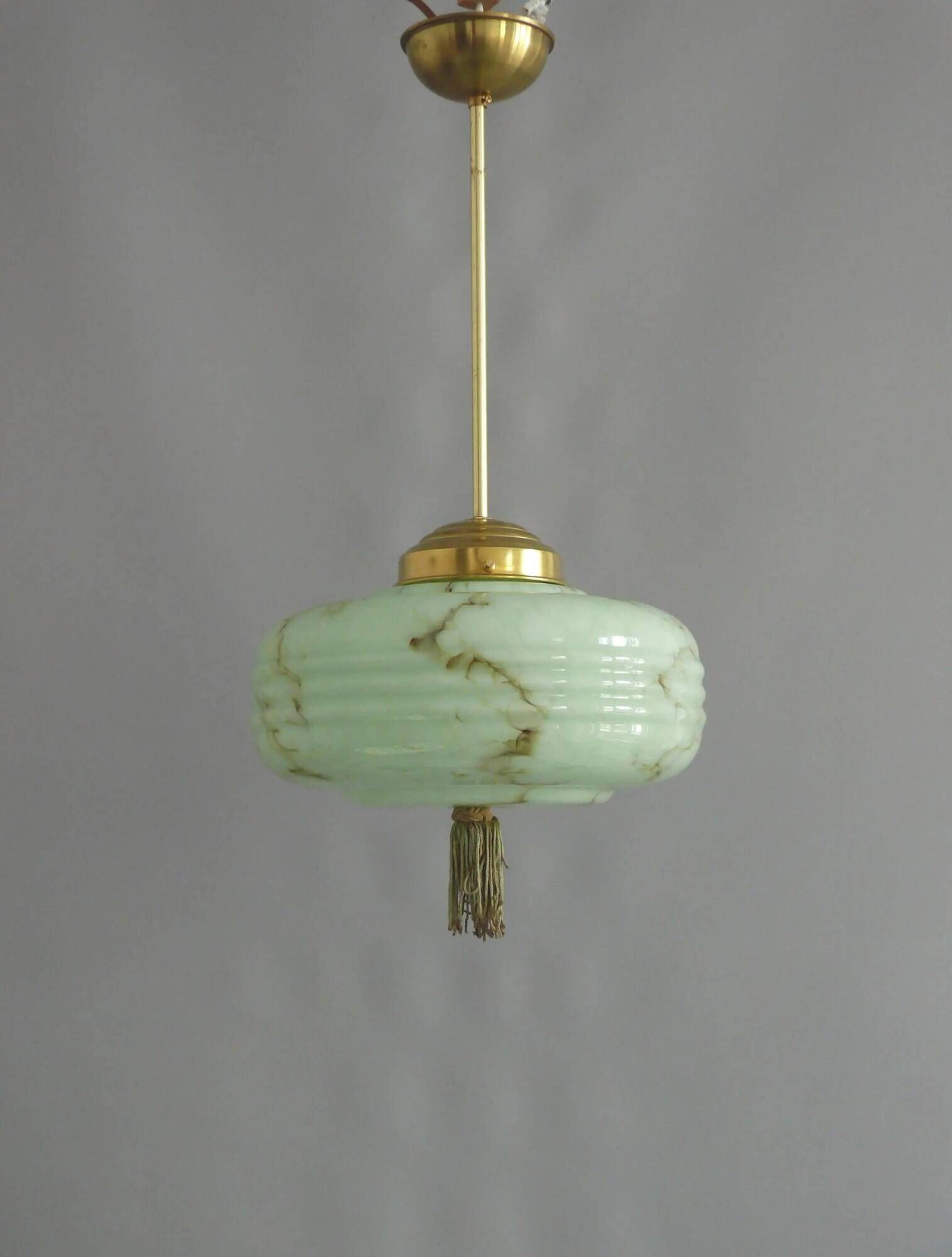 Lampe à pendentif Art Déco avec suspension en laiton et abat-jour en verre marbré.