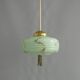 Lampe à pendentif Art Déco avec suspension en laiton et abat-jour en verre marbré.