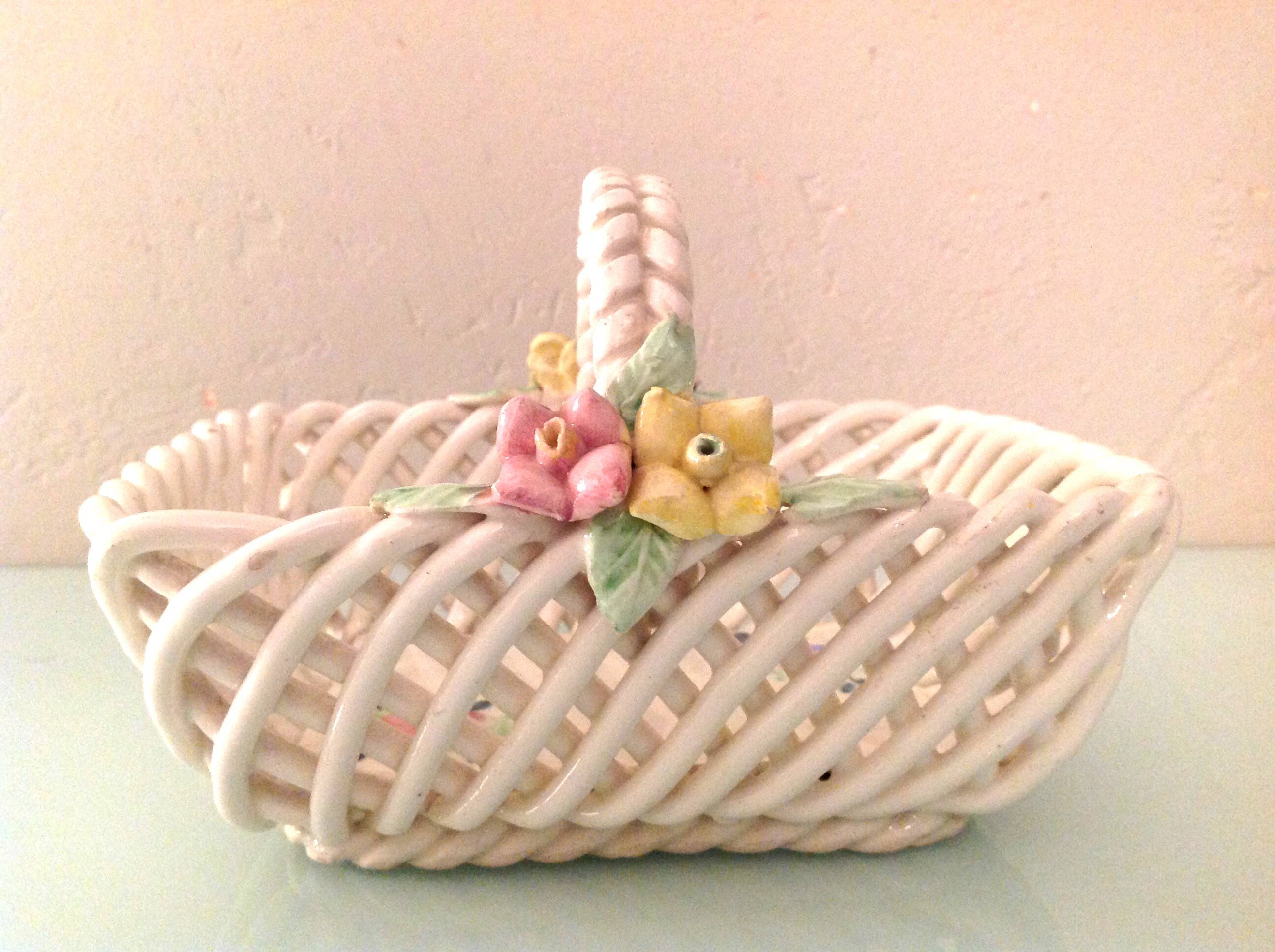 Empty pocket basket in woven white ceramic / vintage 60s-70s