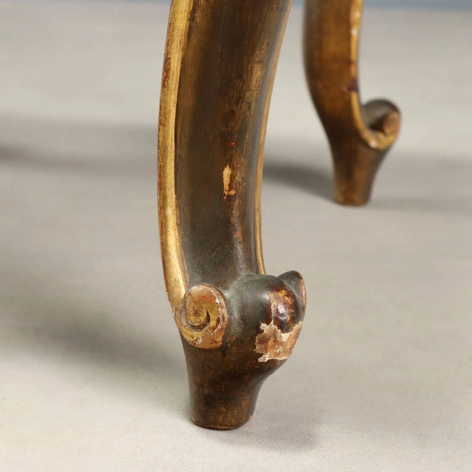Paire de tabourets éclectiques anciens en bois sculpté et doré, XIXe siècle