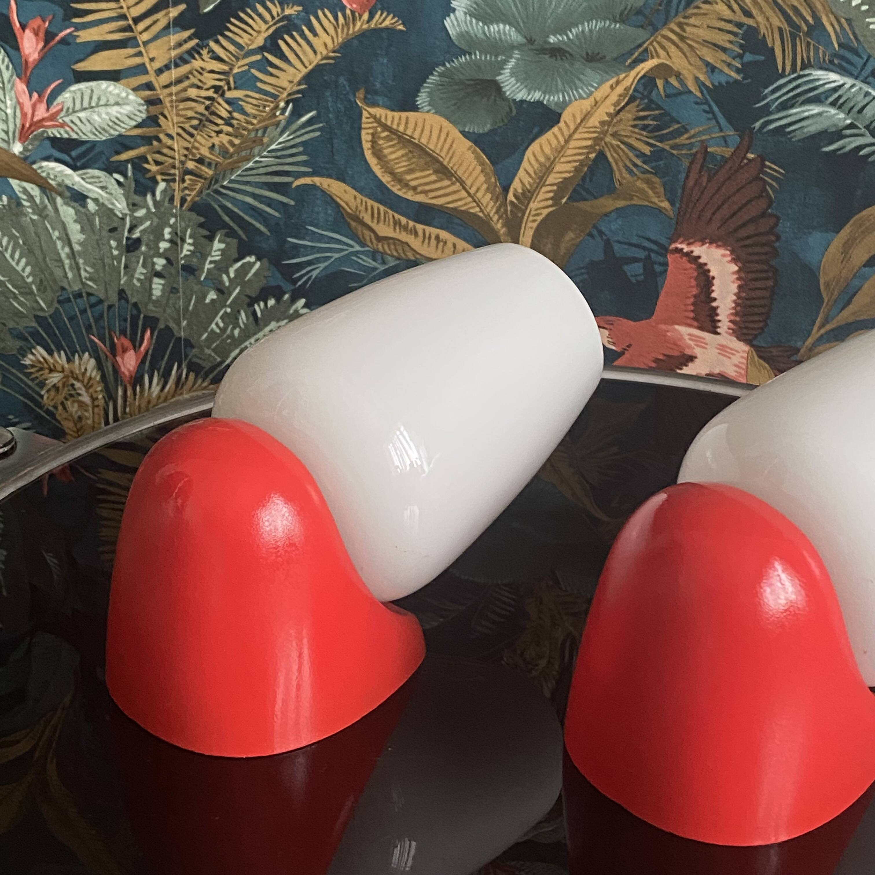 Paire d'appliques vintages plastique et verre en opaline blanc