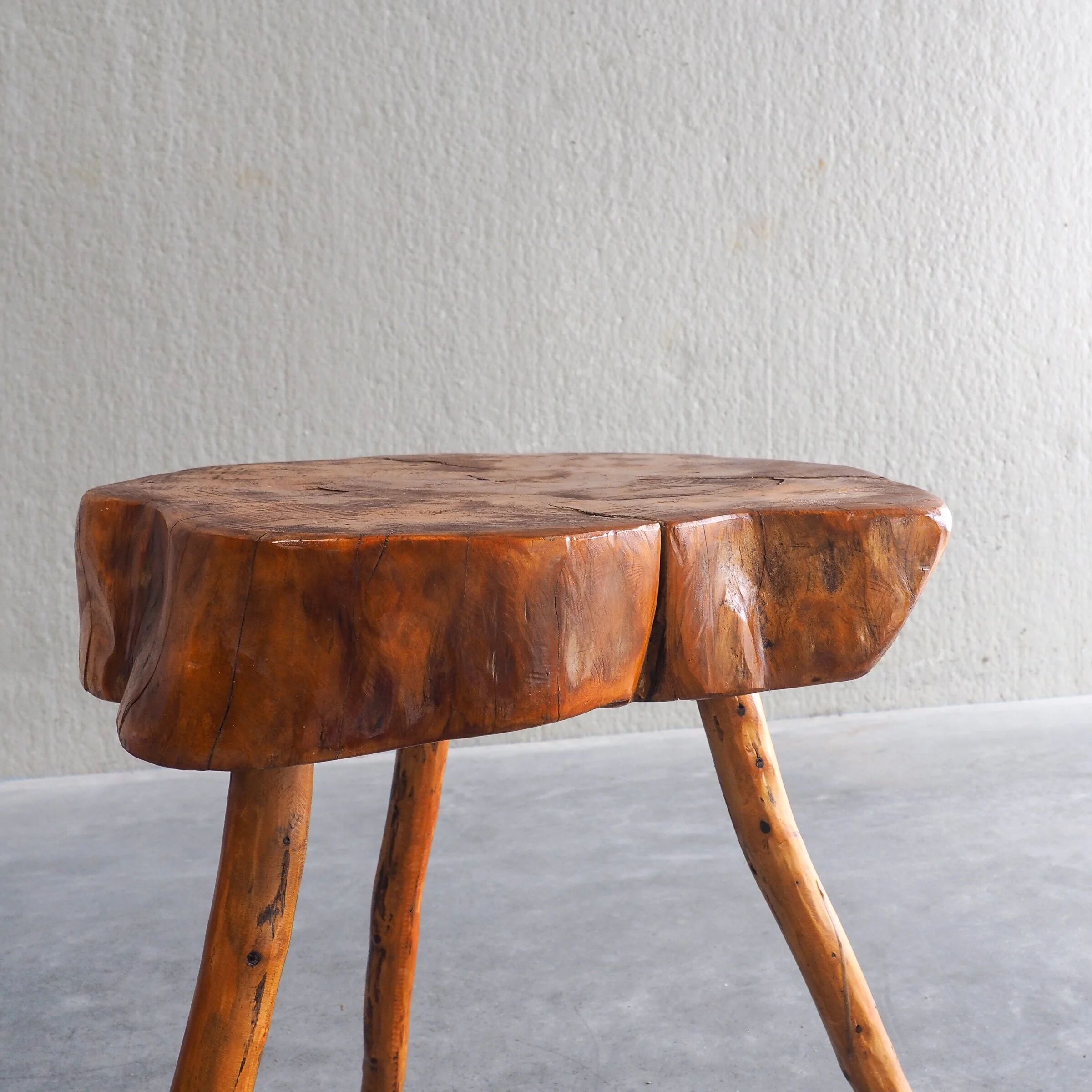 Table d'appoint en bois d'orme français vintage