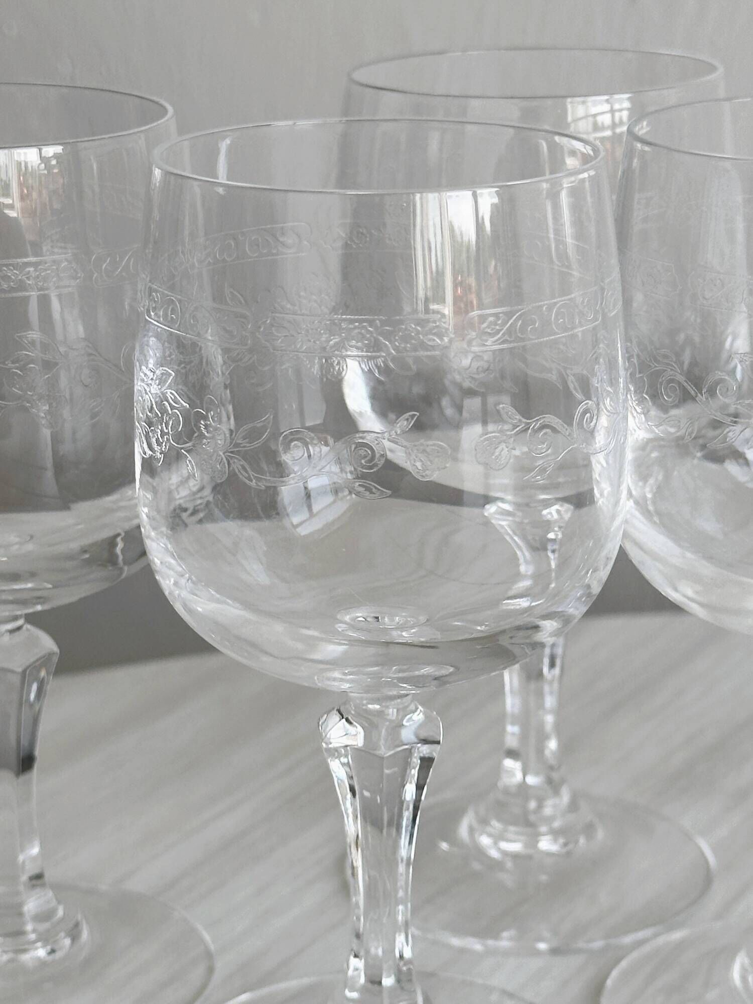 6 white wine glasses in chiseled crystal with floral motifs Matignon model.