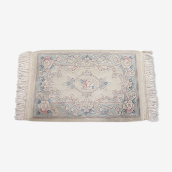 Tapis chinois à franges avec motif floral sur fond beige 118x61cm