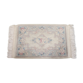 Tapis chinois à franges avec motif floral sur fond beige 118x61cm