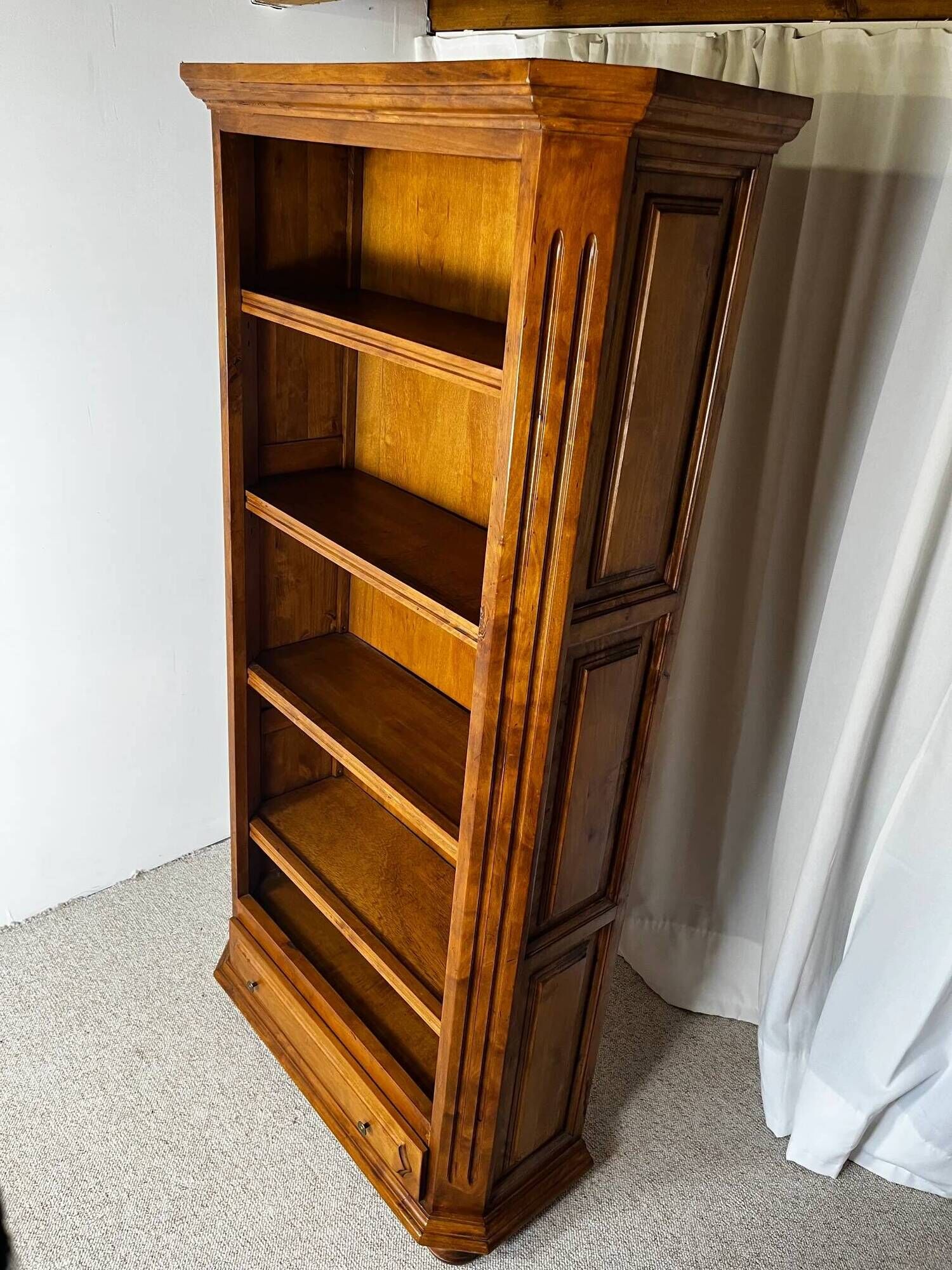 Bibliothèque ouverte en merisier, de style classique français, influence Louis-Philippe, 1950