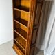 Bibliothèque ouverte en merisier, de style classique français, influence Louis-Philippe, 1950