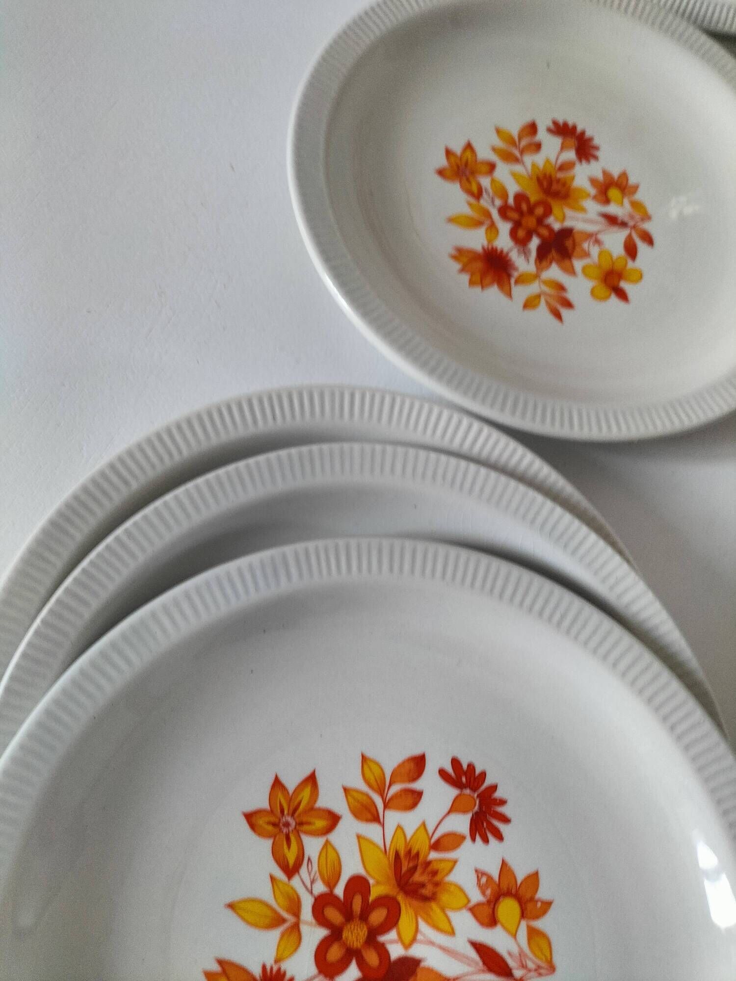 6 flower power plates from the 70s