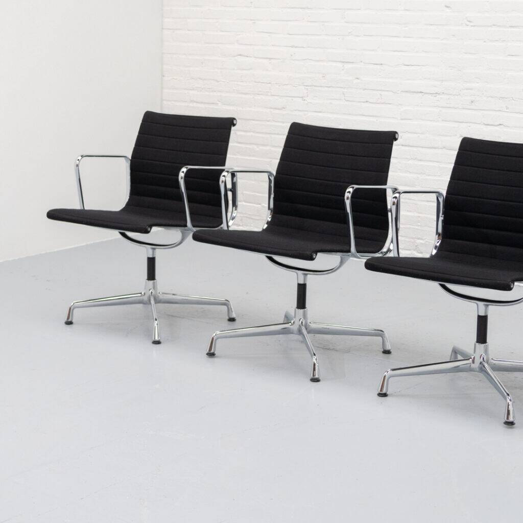 Chaise Eames EA 108 Vitra années 1990