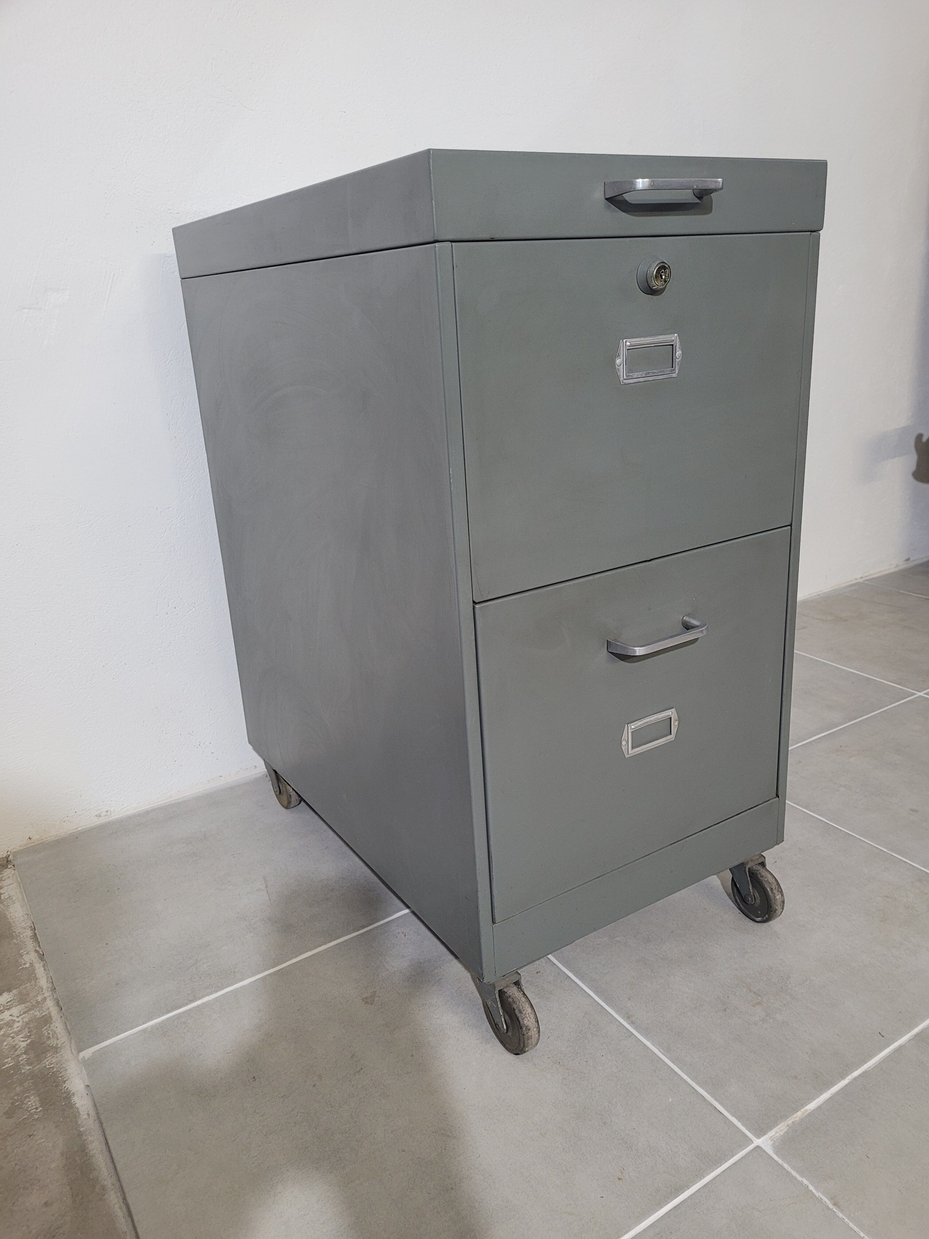 Industrial locker on wheels for hanging backrests