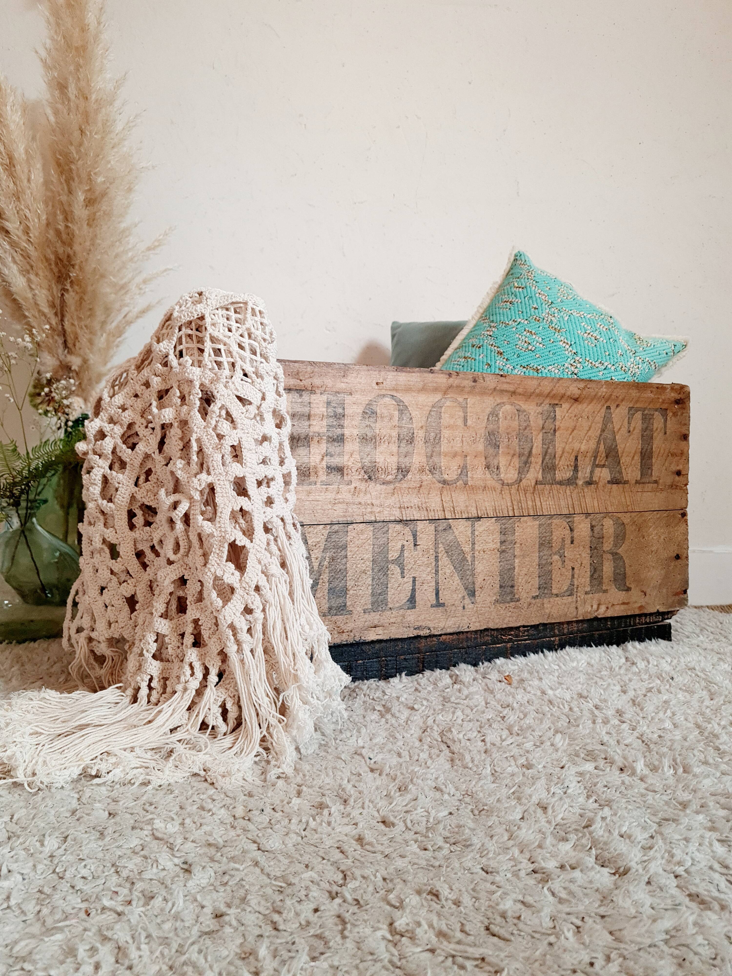 Old wooden box screen-printed Chocolate Menier