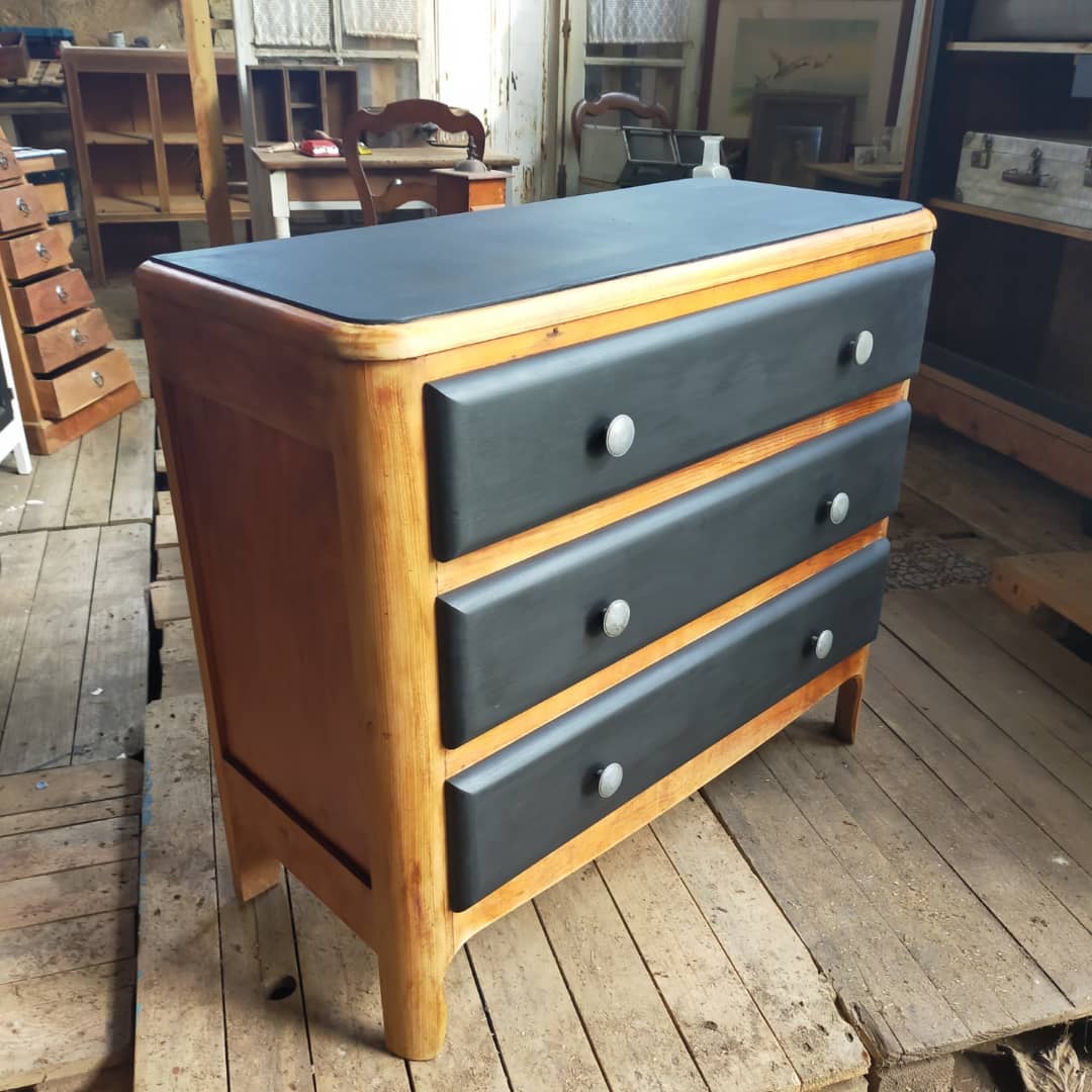 Three-drawer vintage dresser restyled