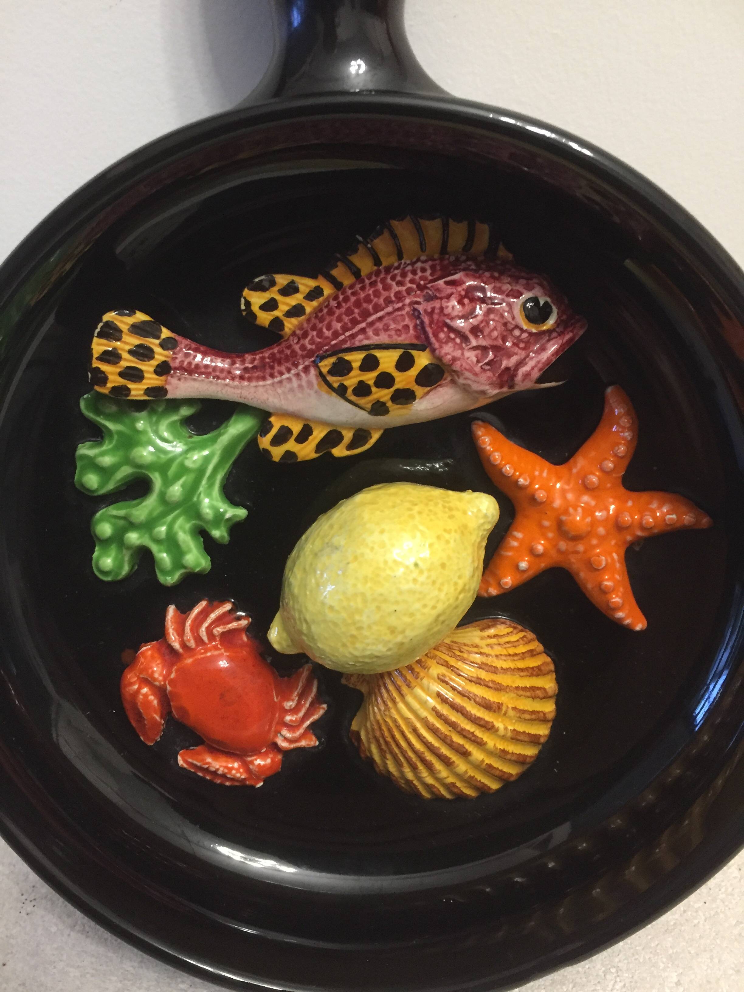 assiette poêlon - trompe l'oeil -poissons crustacés - barbotine - céramique vintage style VALLAURIS
