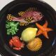 assiette poêlon - trompe l'oeil -poissons crustacés - barbotine - céramique vintage style VALLAURIS