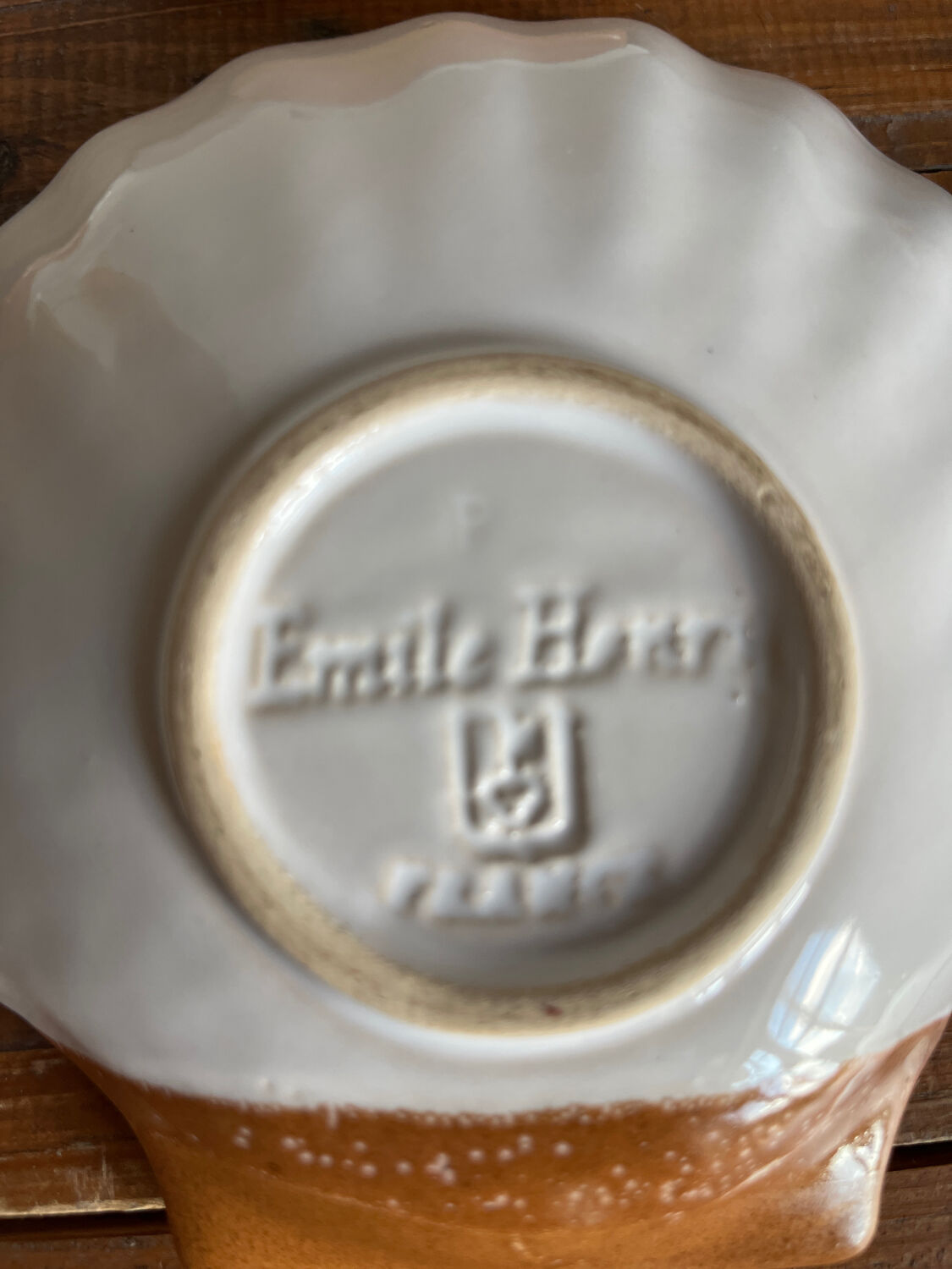 6 shell-shaped bowls