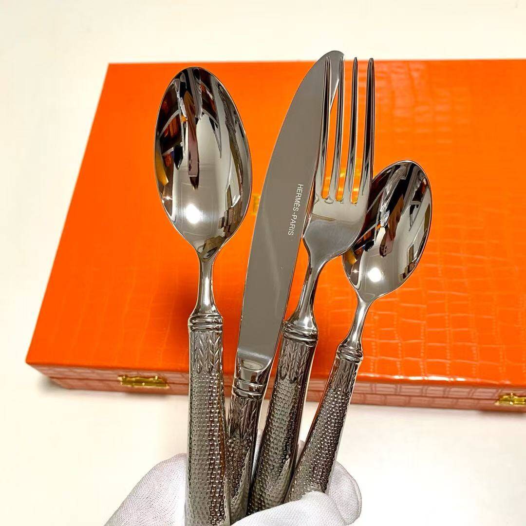 Set de couverts en cuir d'hermès à motif serpent – Sur mesure