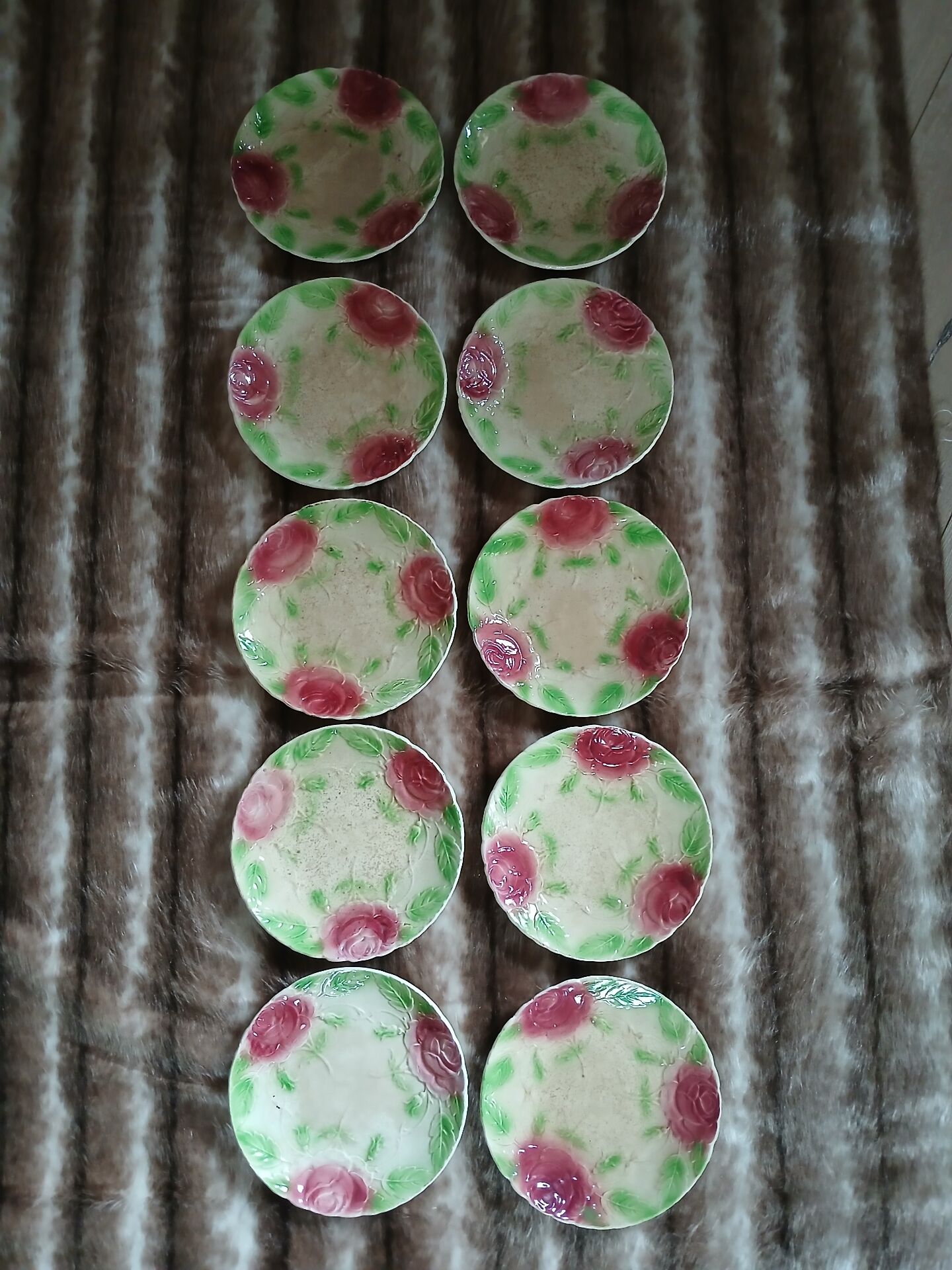 10 assiettes très anciennes en barbotine 