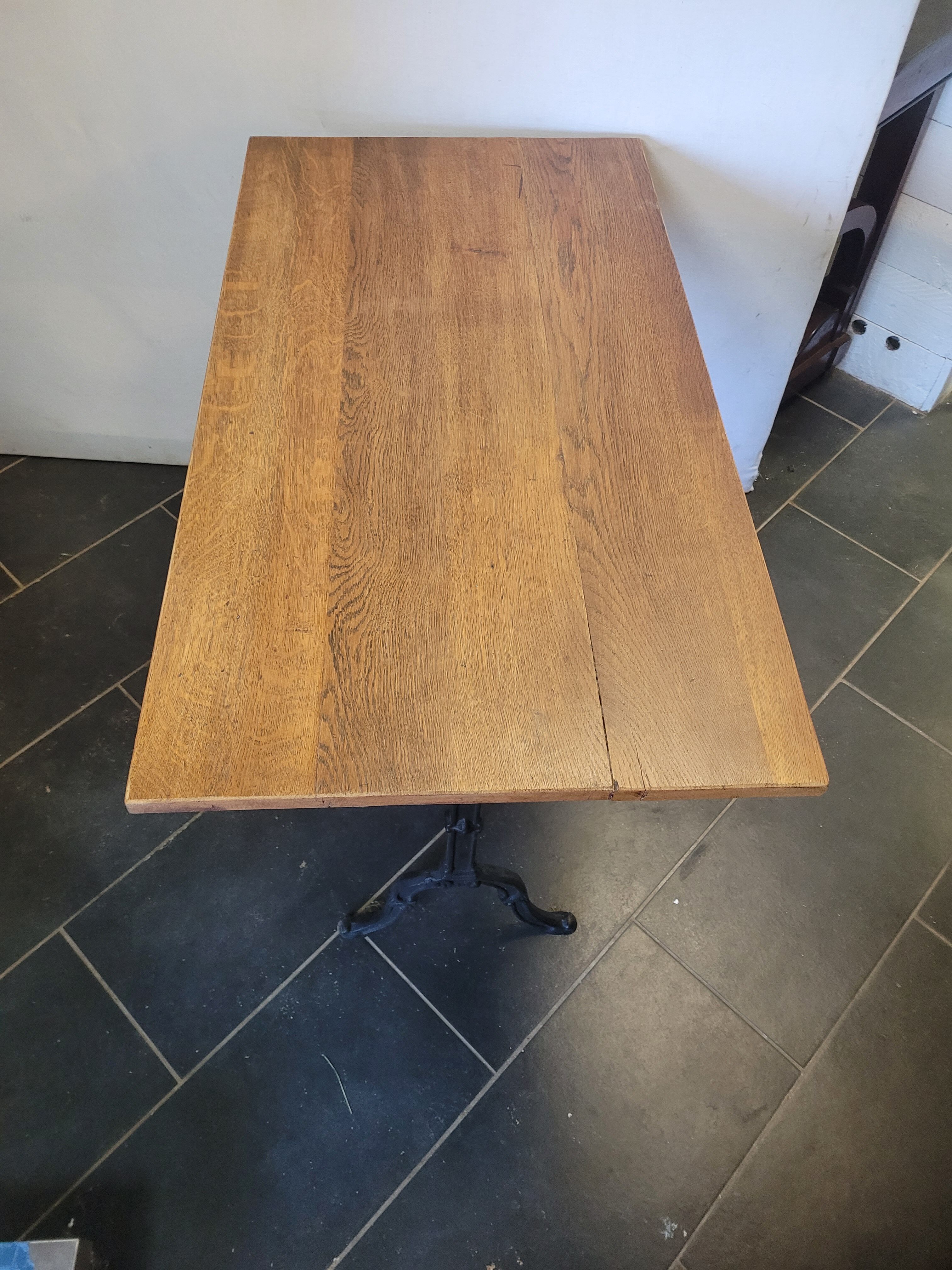 Table bistrot piètement fonte dessus en chêne
