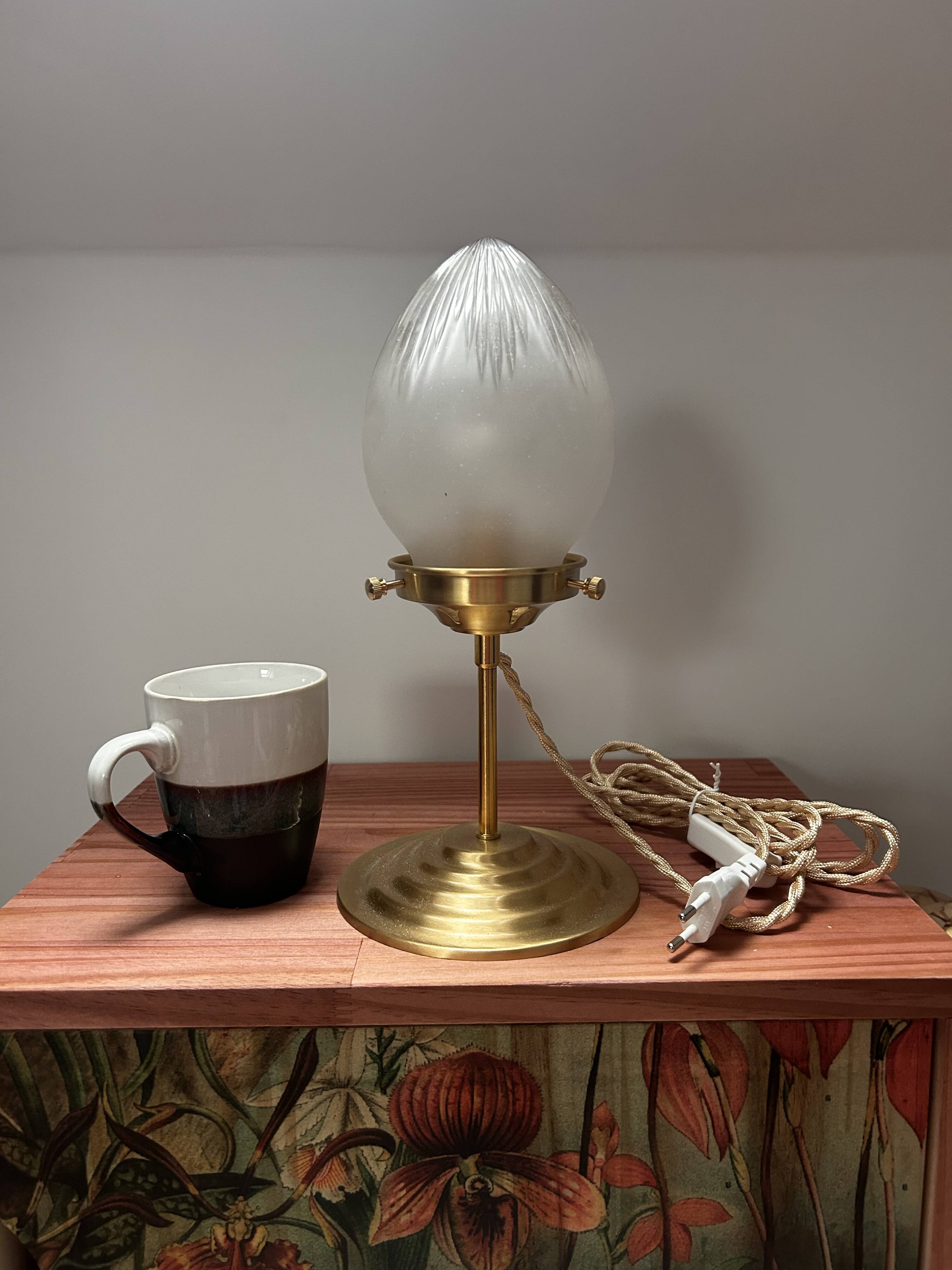 Vintage globe shell table lamp