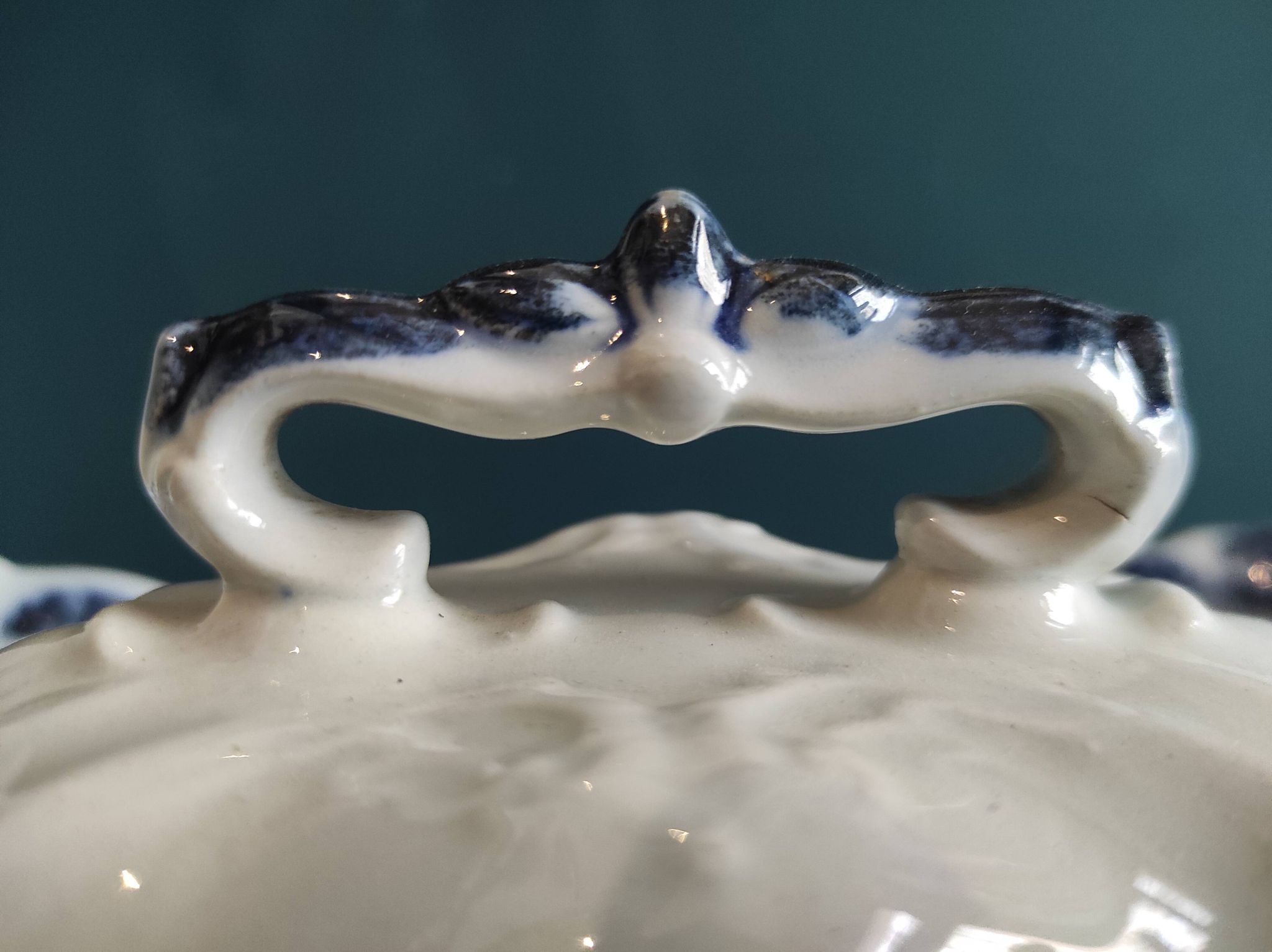 Set of 2 soup tureens, 19th century, Williams & Co. Crown china, Lily patte