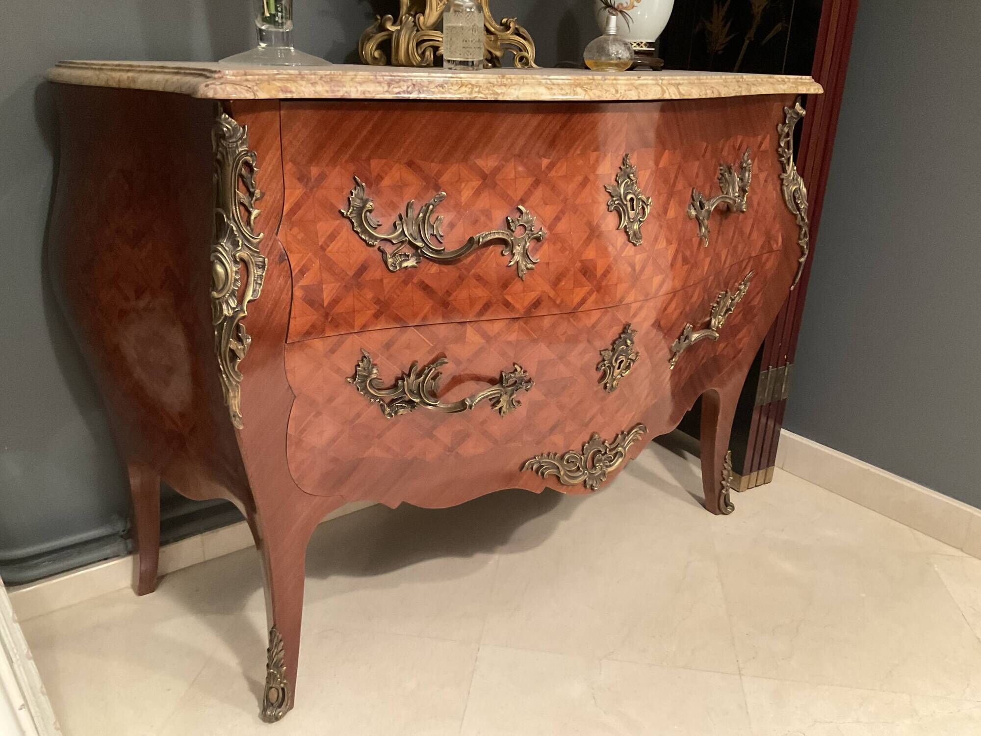Curved commode with marquetry and marble top.