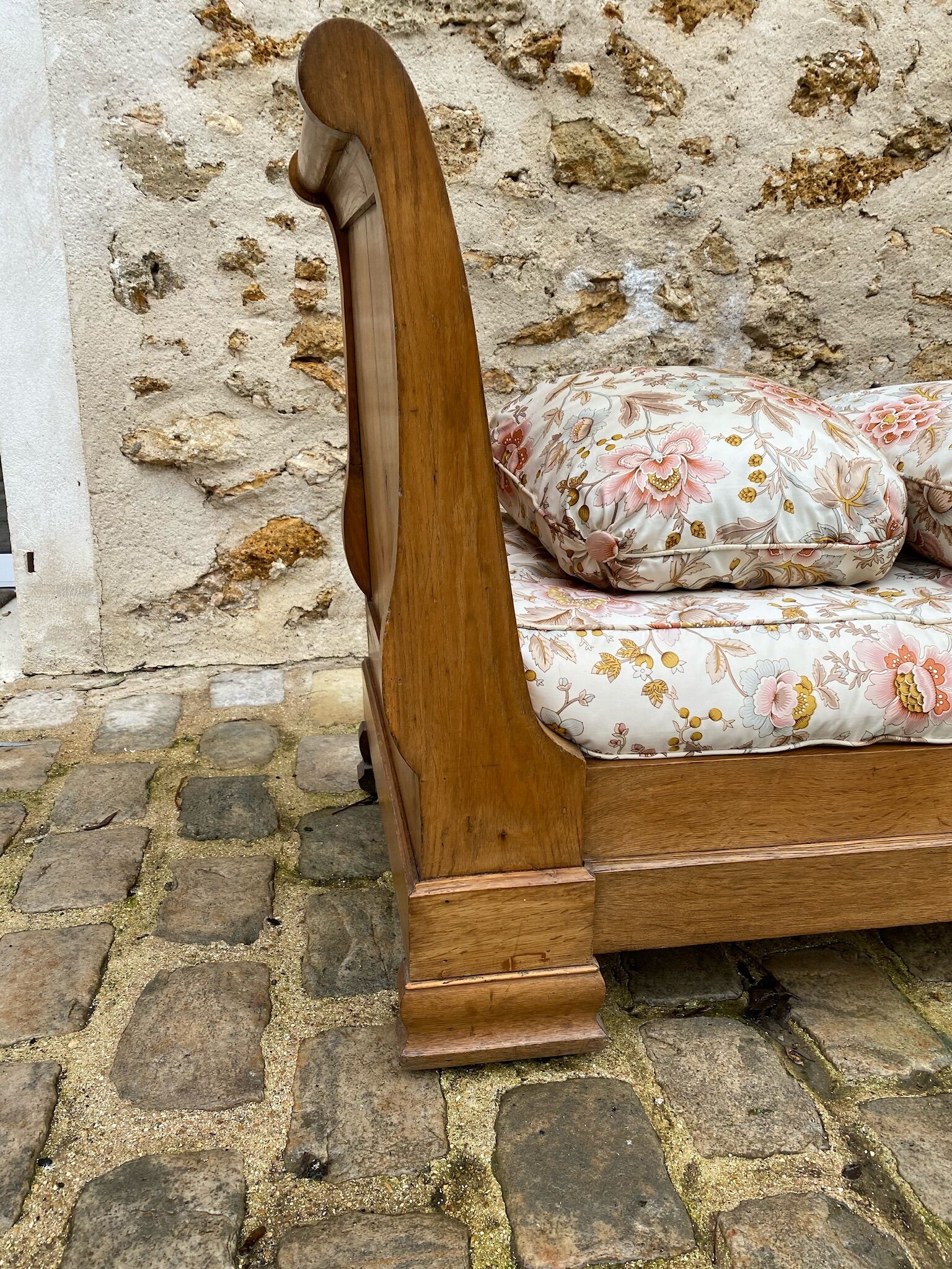 Bench reads Louis Philippe