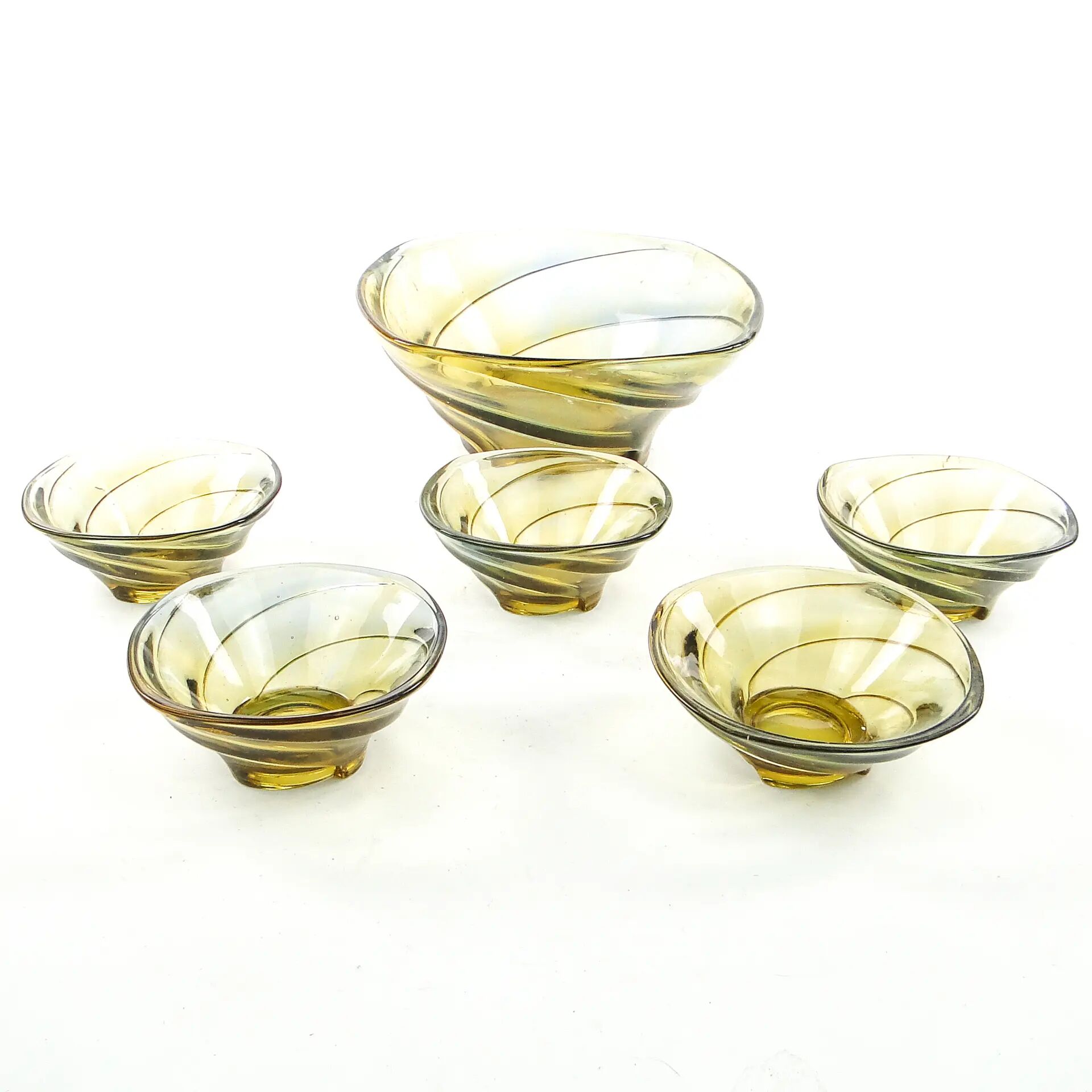 Ensemble de bols à salade Wir, style mid-century modern, en verre pressé ambre-jaune, Ząbkowice, Pologne, années 1970.