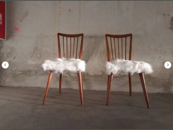 Paire de chaises scandinaves vintage Hygge bois massif et assise mouton de mongolie synthétique