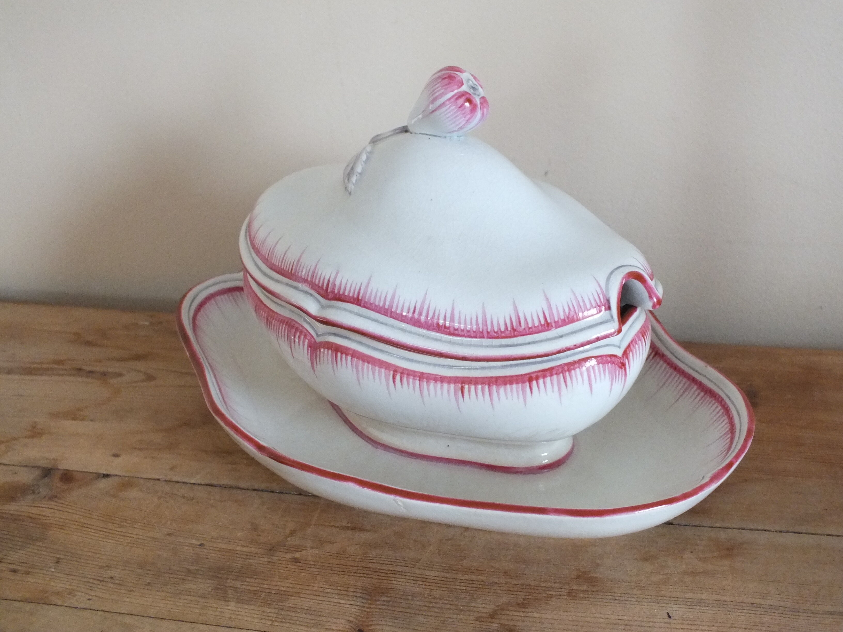 Old pink net sauce pot Lunéville KG China