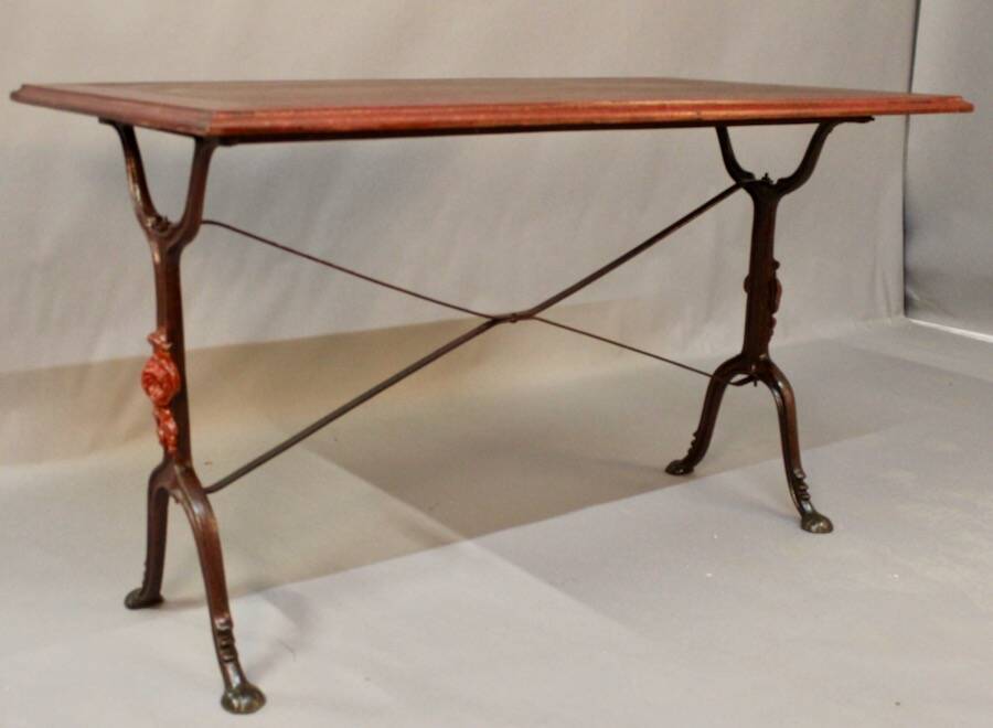 9 tables bistrot en bois et fer forgé, 1900